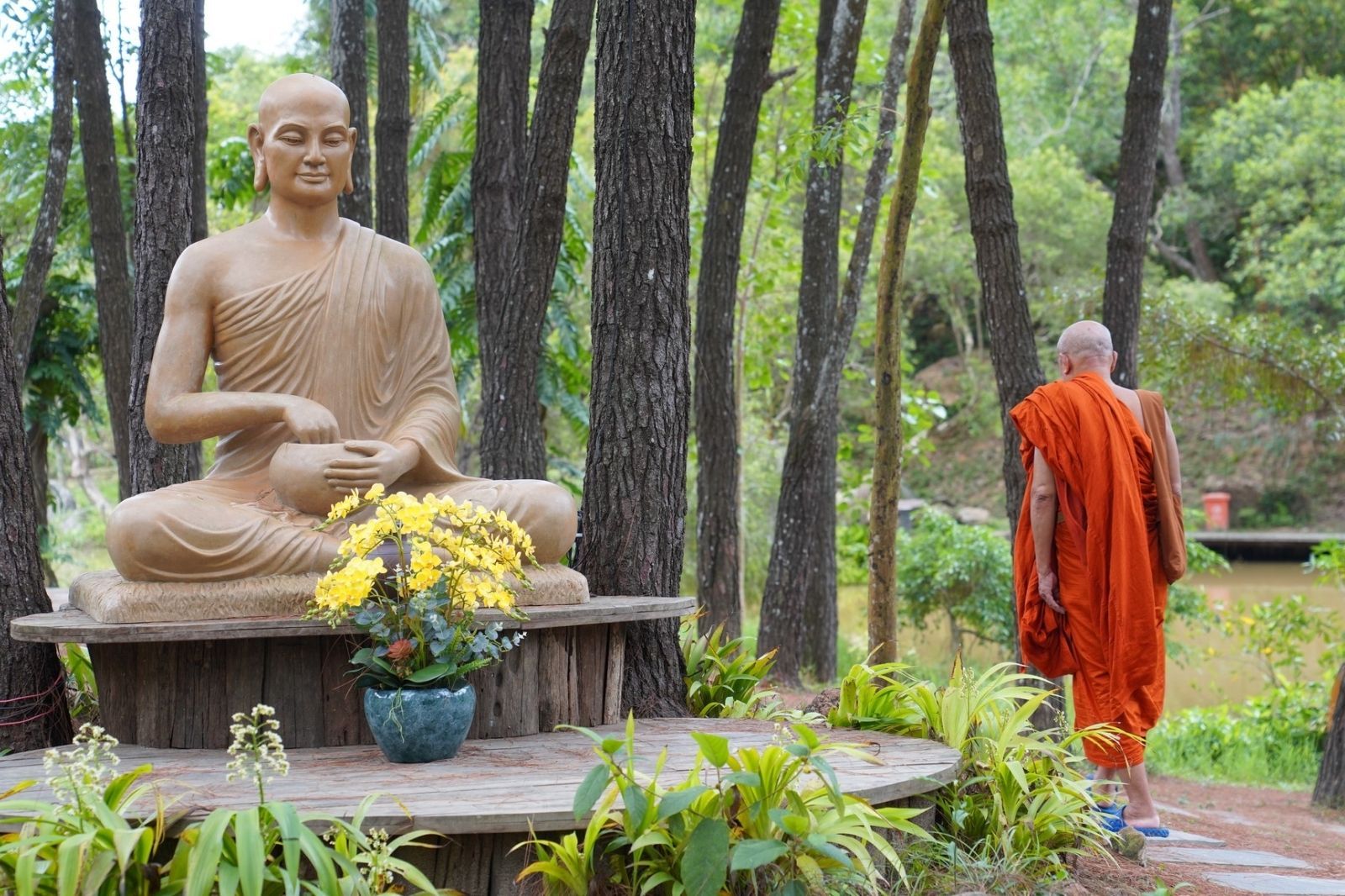 Chùa nằm trên một ngọn đồi với không gian yên bình  