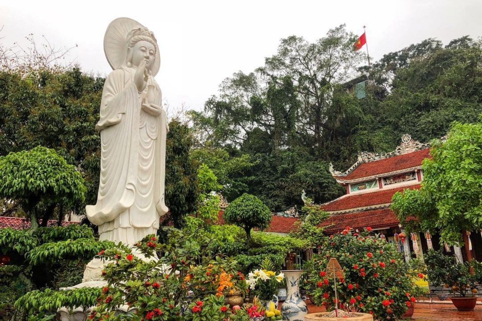 Chùa Non Nước tọa lạc dưới chân núi Non Nước  