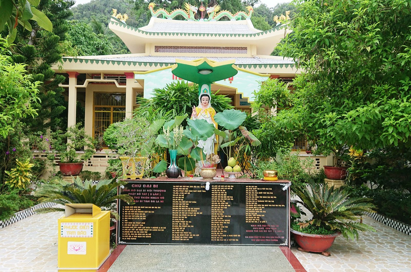 Chùa Sư Muôn là một trong những ngôi chùa lâu đời ở Phú Quốc  