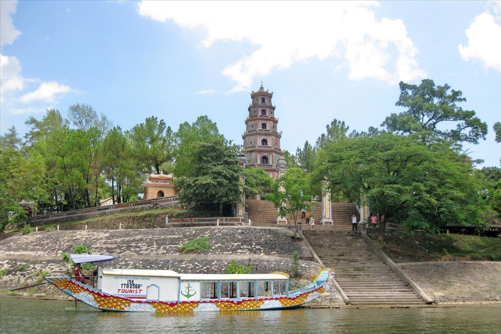 Chùa Thiên Mụ tọa lạc bên dòng sông Hương 