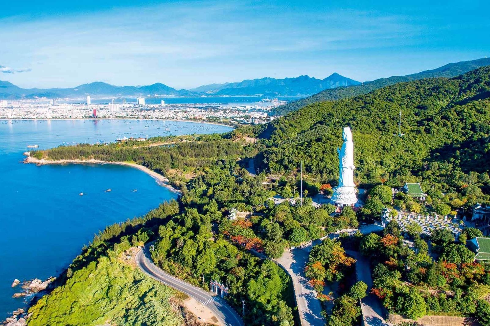 Chùa tọa lạc trên sườn núi Sơn Trà