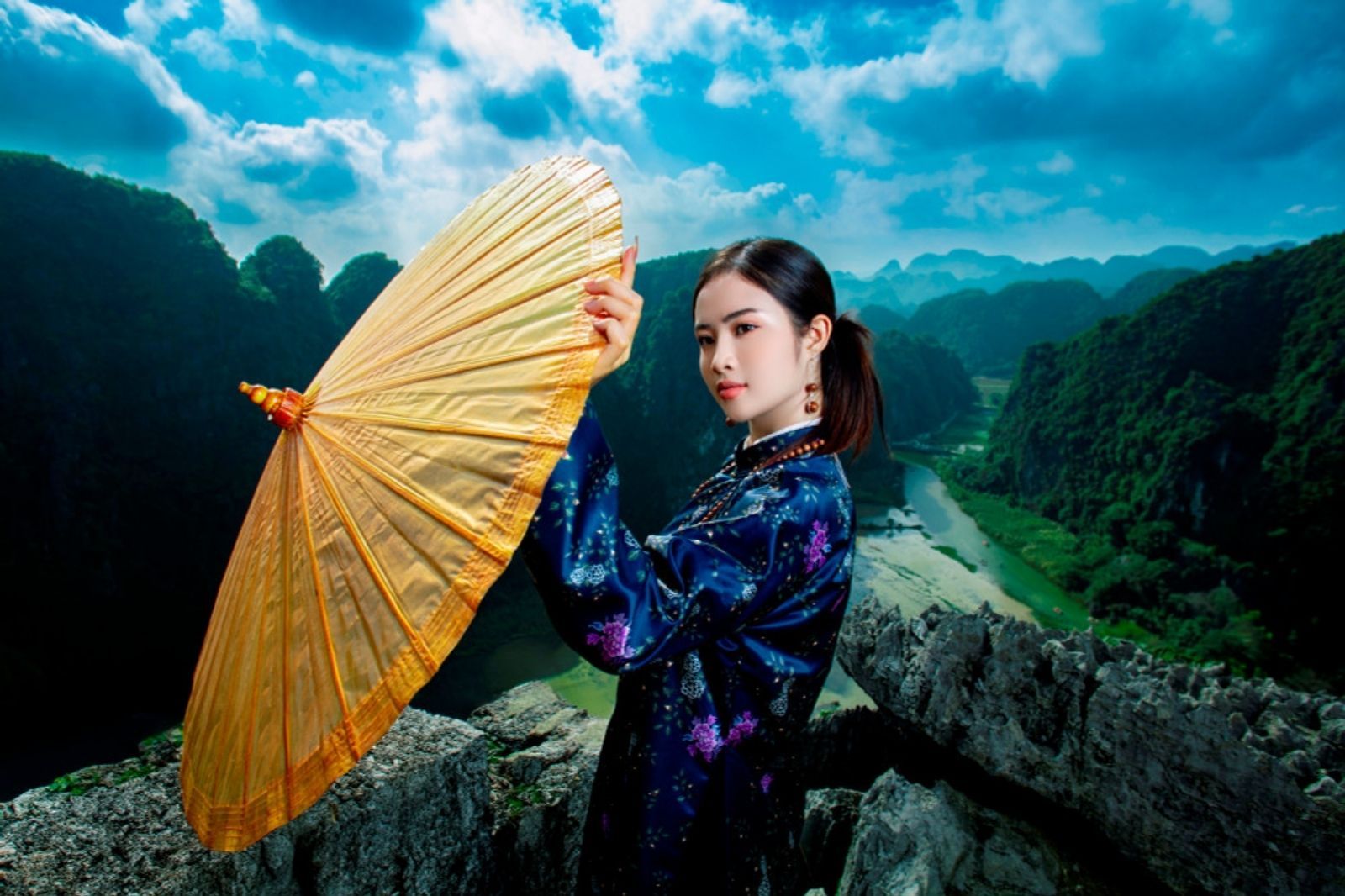 Một số du khách thuê áo dài để chụp ảnh ở Hang Múa