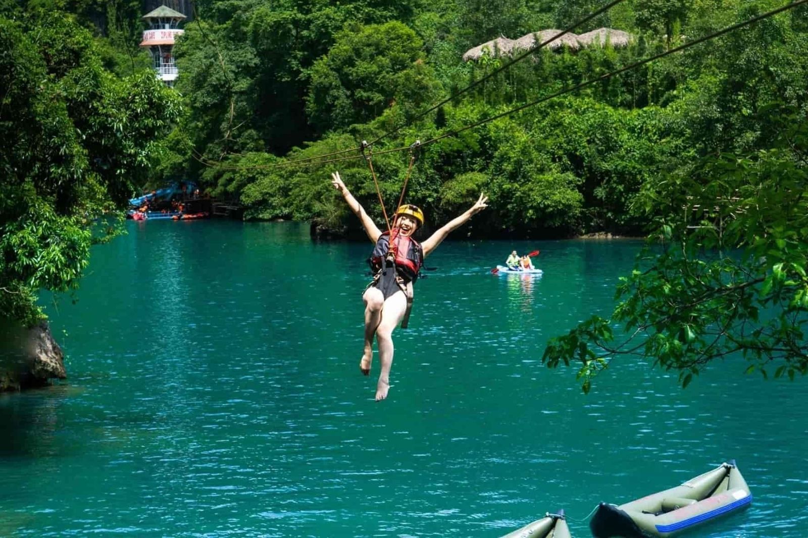 Chụp ảnh khi trượt zipline ở sông Chày  