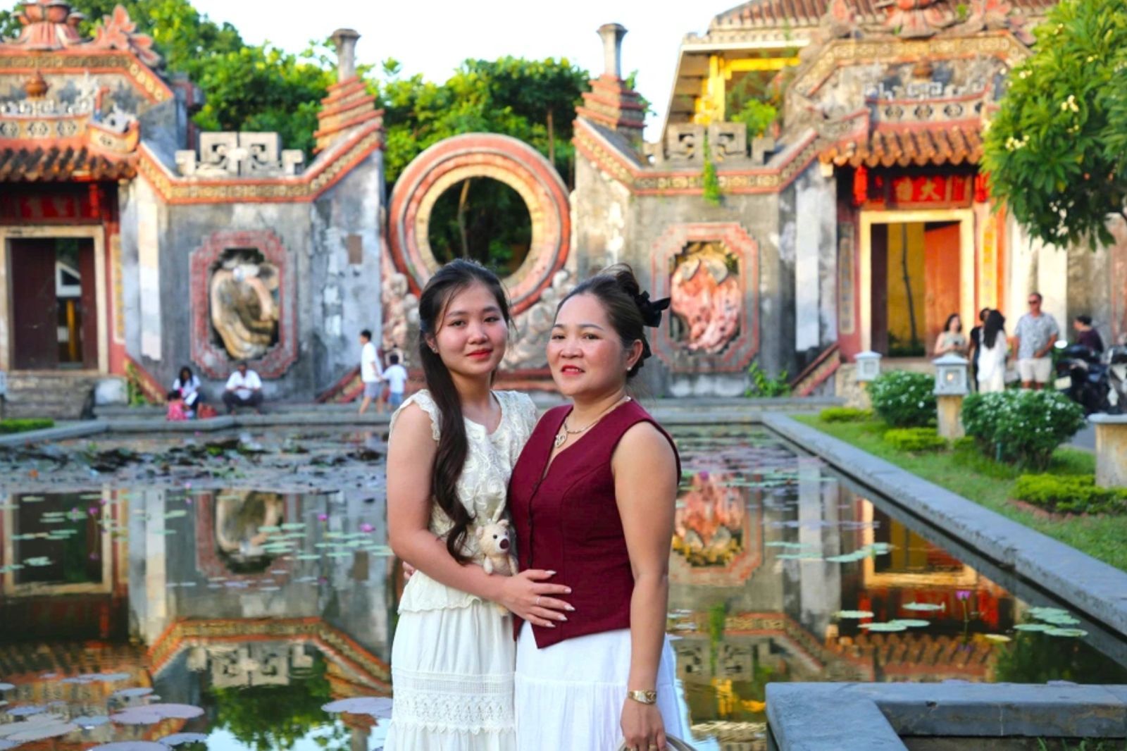 Chụp ảnh ở tam quan Chùa Bà Mụ 