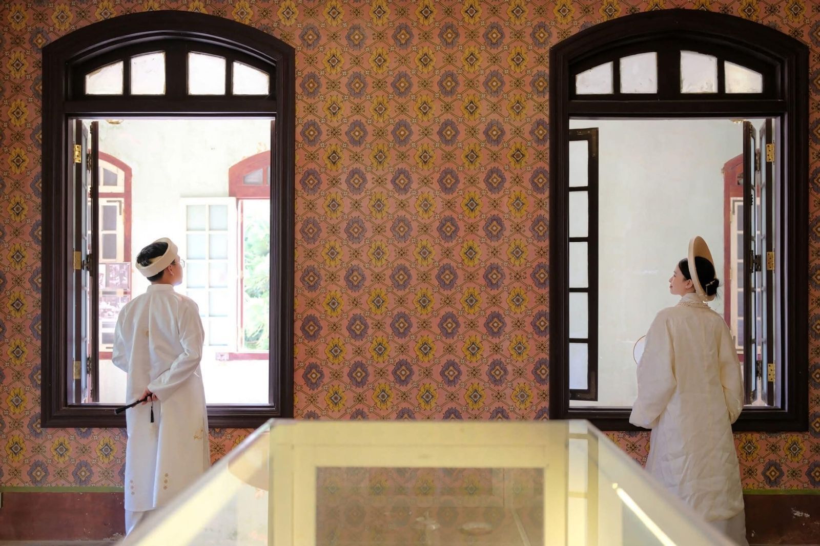 Du khách mặc áo dài chụp ảnh tại cung An ĐỊnh 