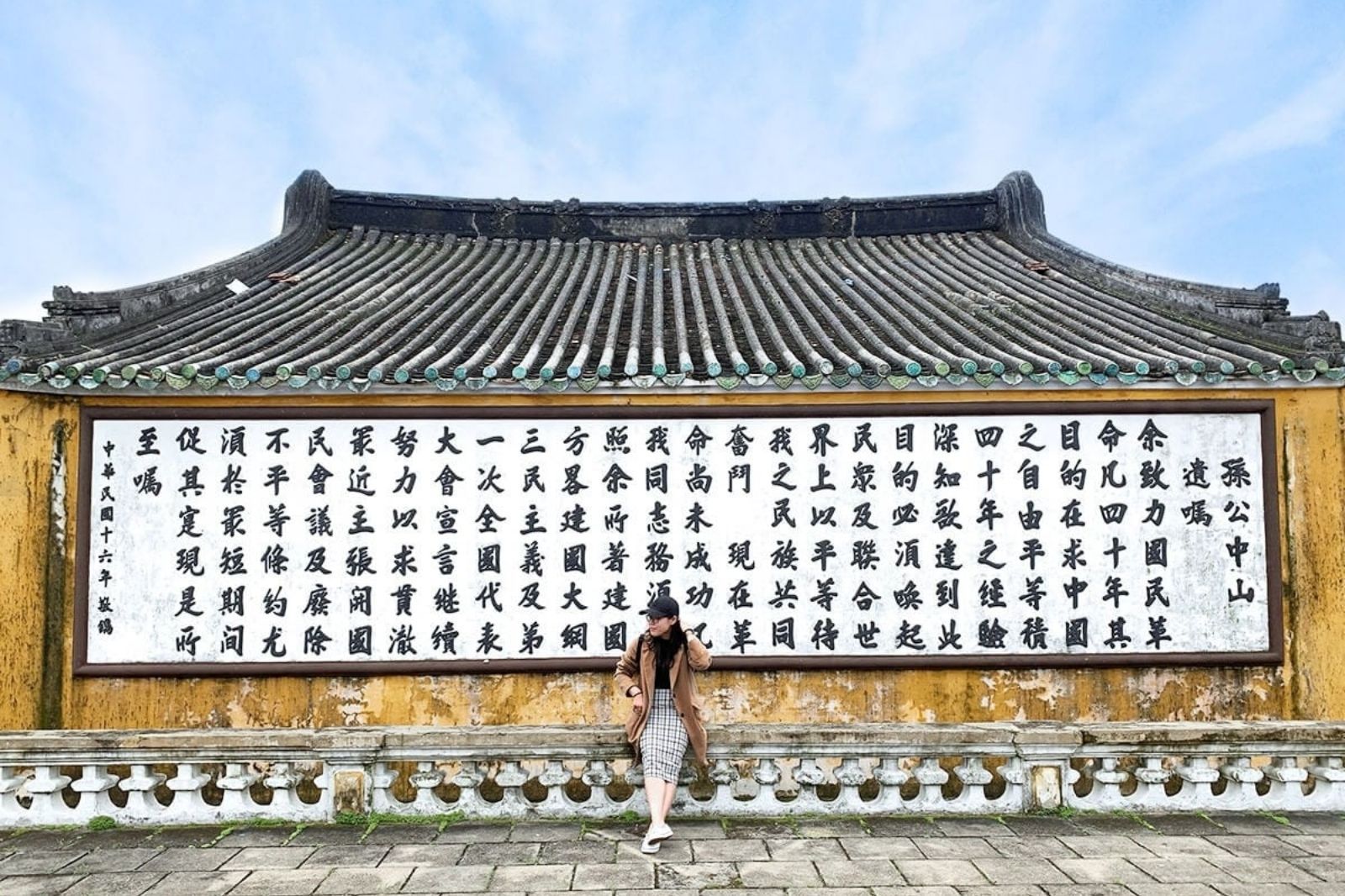 Chụp ảnh với bức tường chữ Hán 