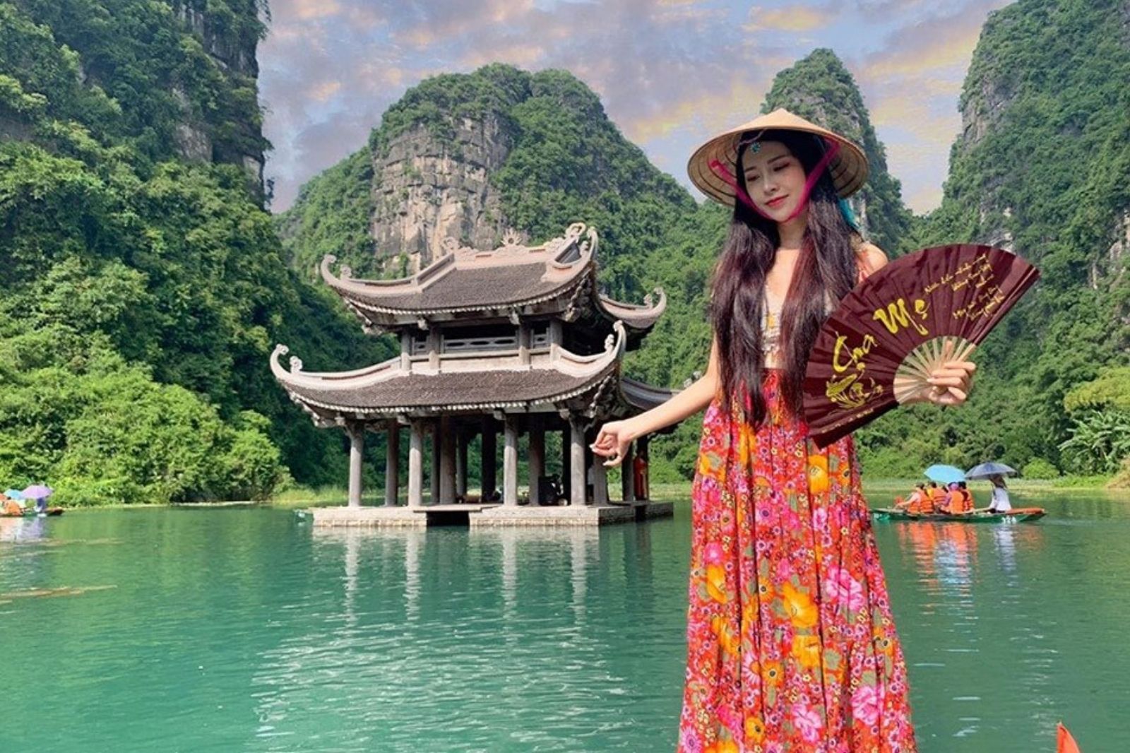 Du khách chụp ảnh với di tích  