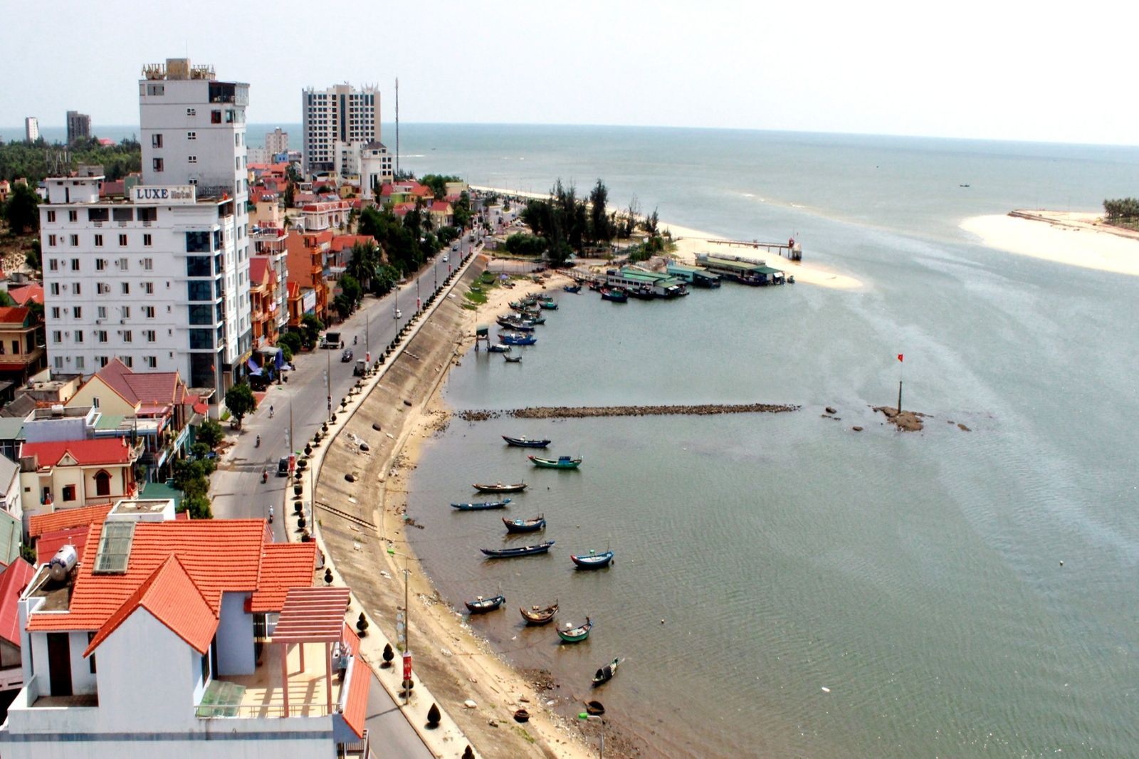 Có nhiều khách sạn và homestay lưu trú gần biển Nhật Lệ