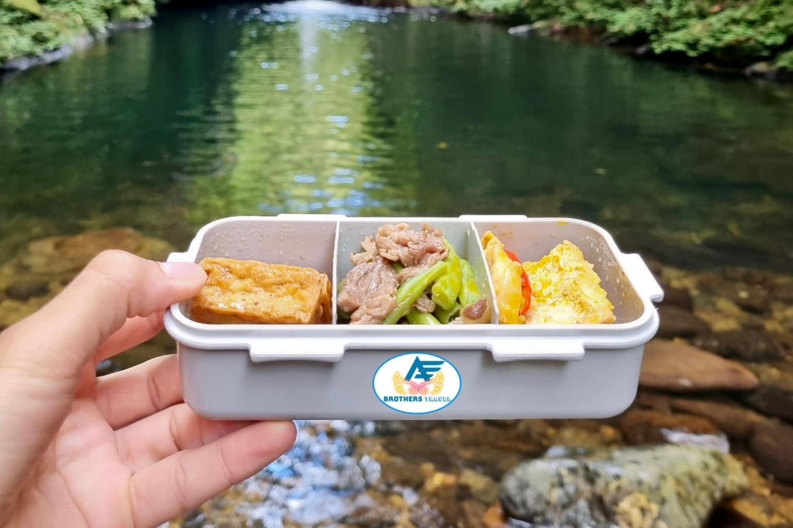 Có thể mang theo đồ ăn hoặc đặt cơm dịch vụ 