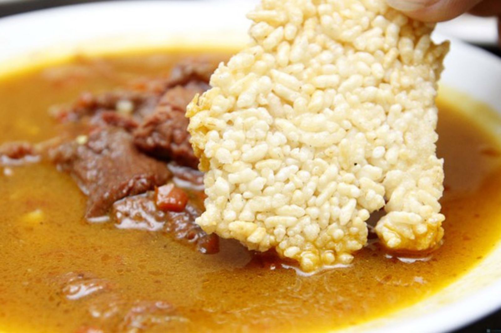 Cơm cháy chấm cùng nước sốt 