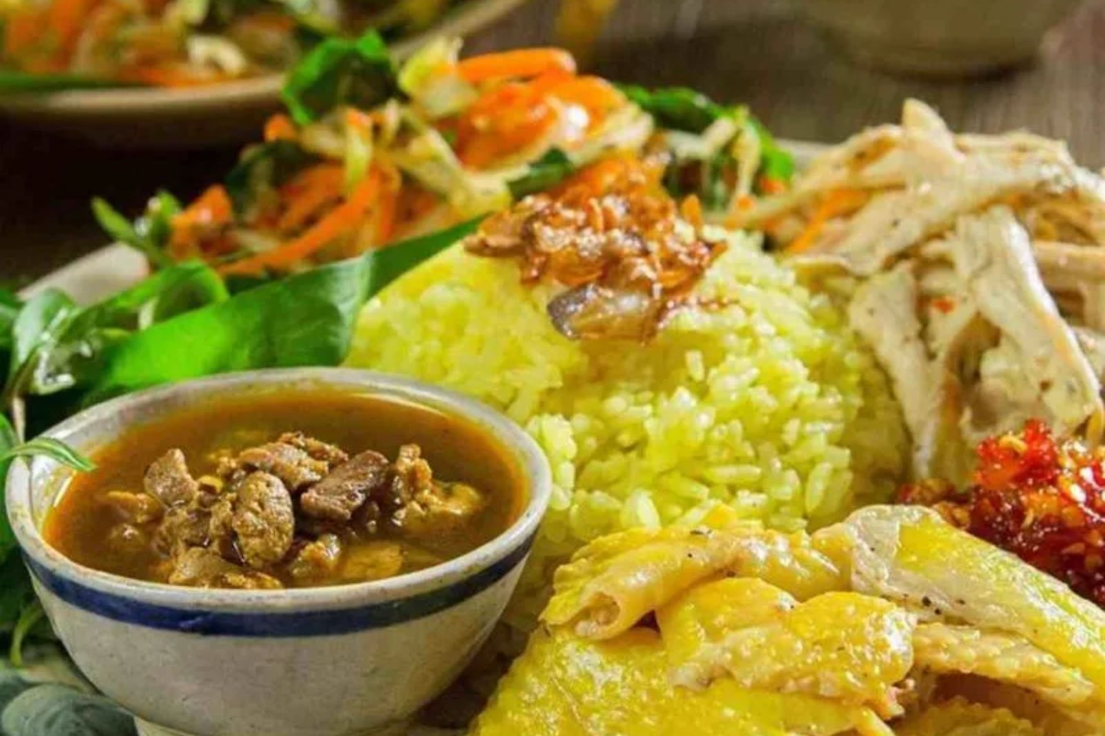 Cơm gà Hội An được nấu từ nước luộc gà 