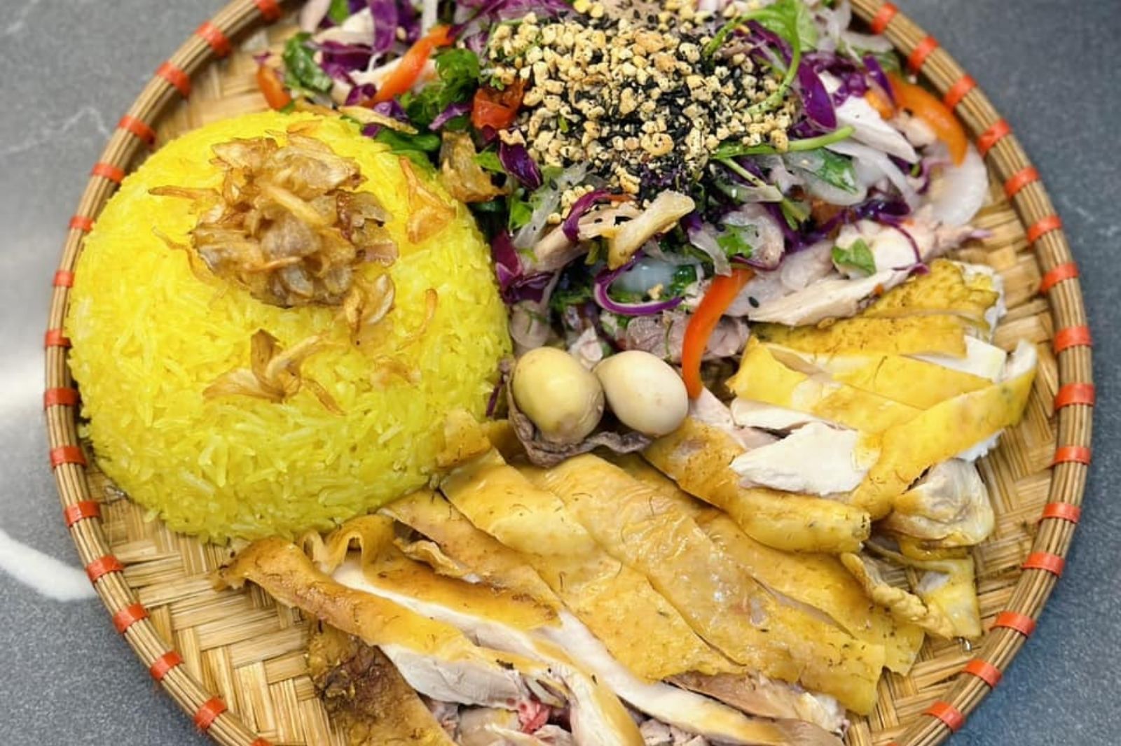 Cơm gà Hội An sử dụng gà xe nhỏ 