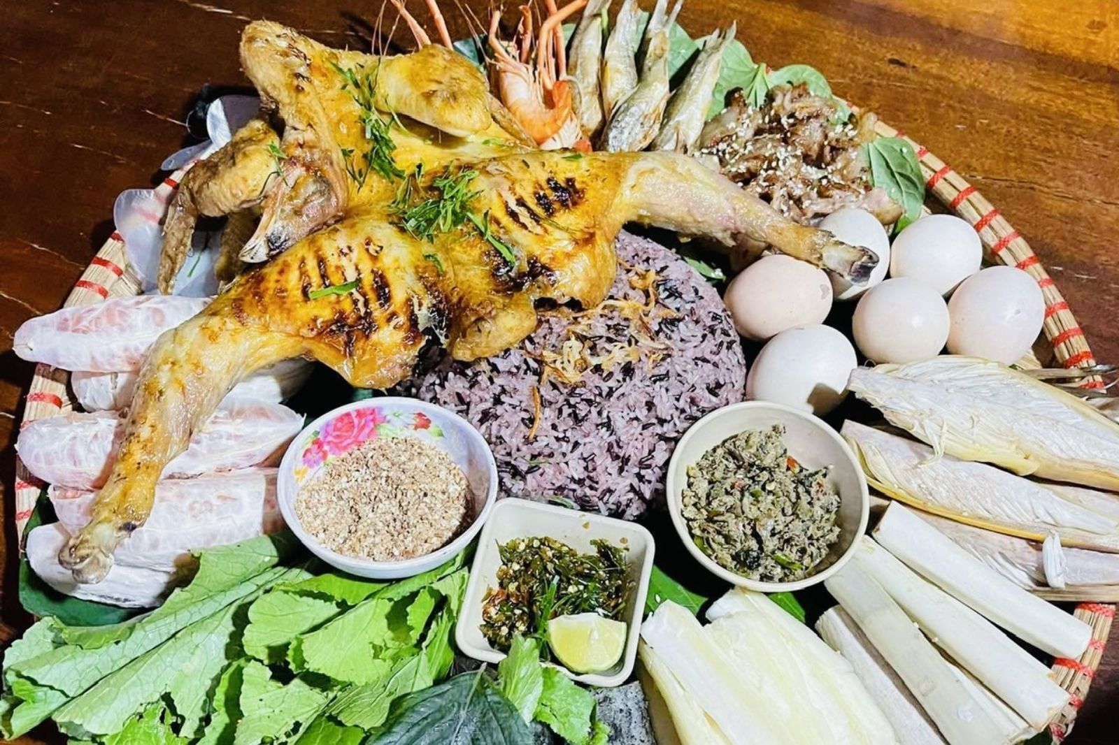 Cơm lam thịt nướng là những món ăn mà bạn nên thử