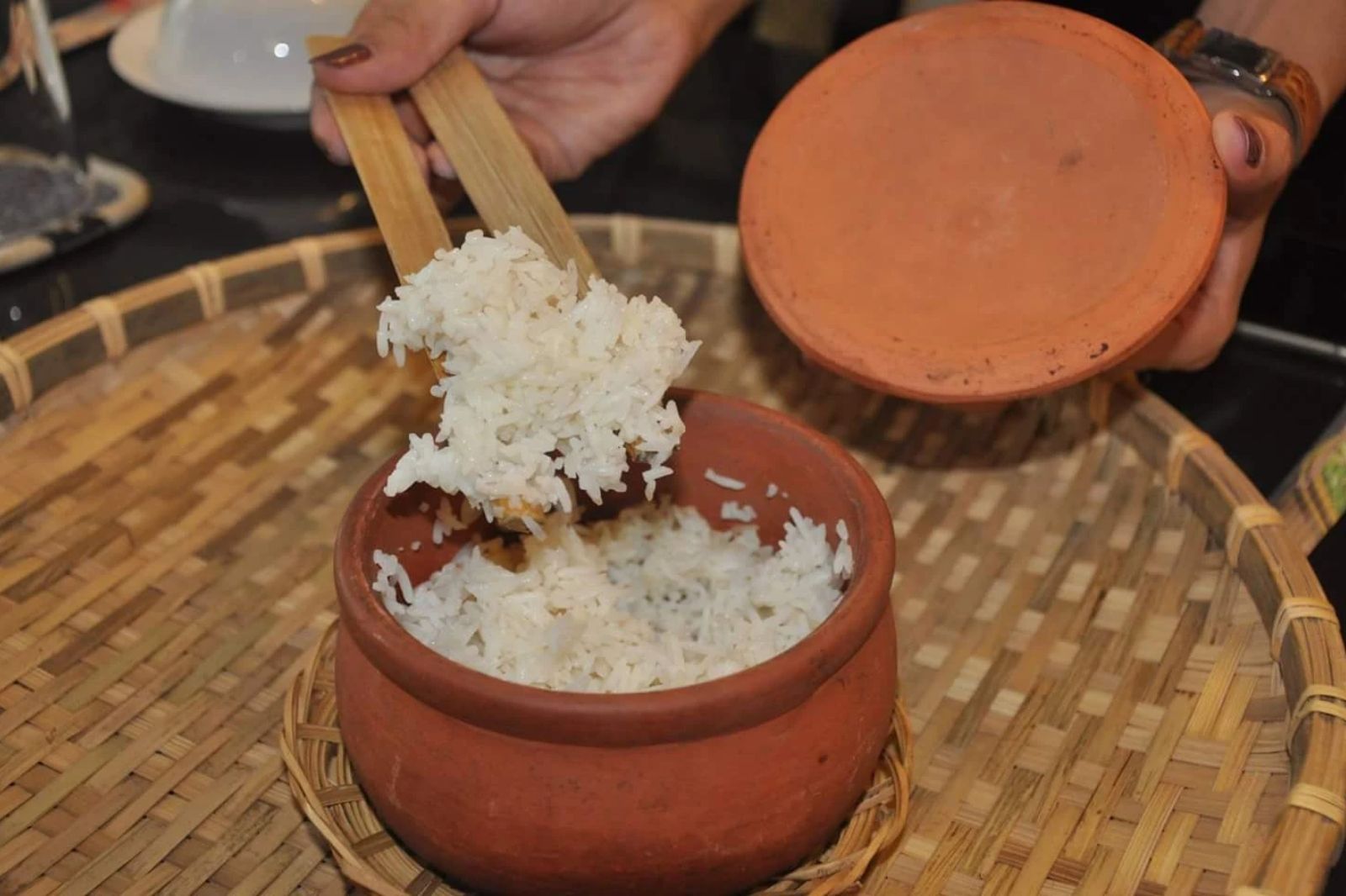 Cơm phải được nấu trong nồi niêu đất của làng gốm Phước Tích  