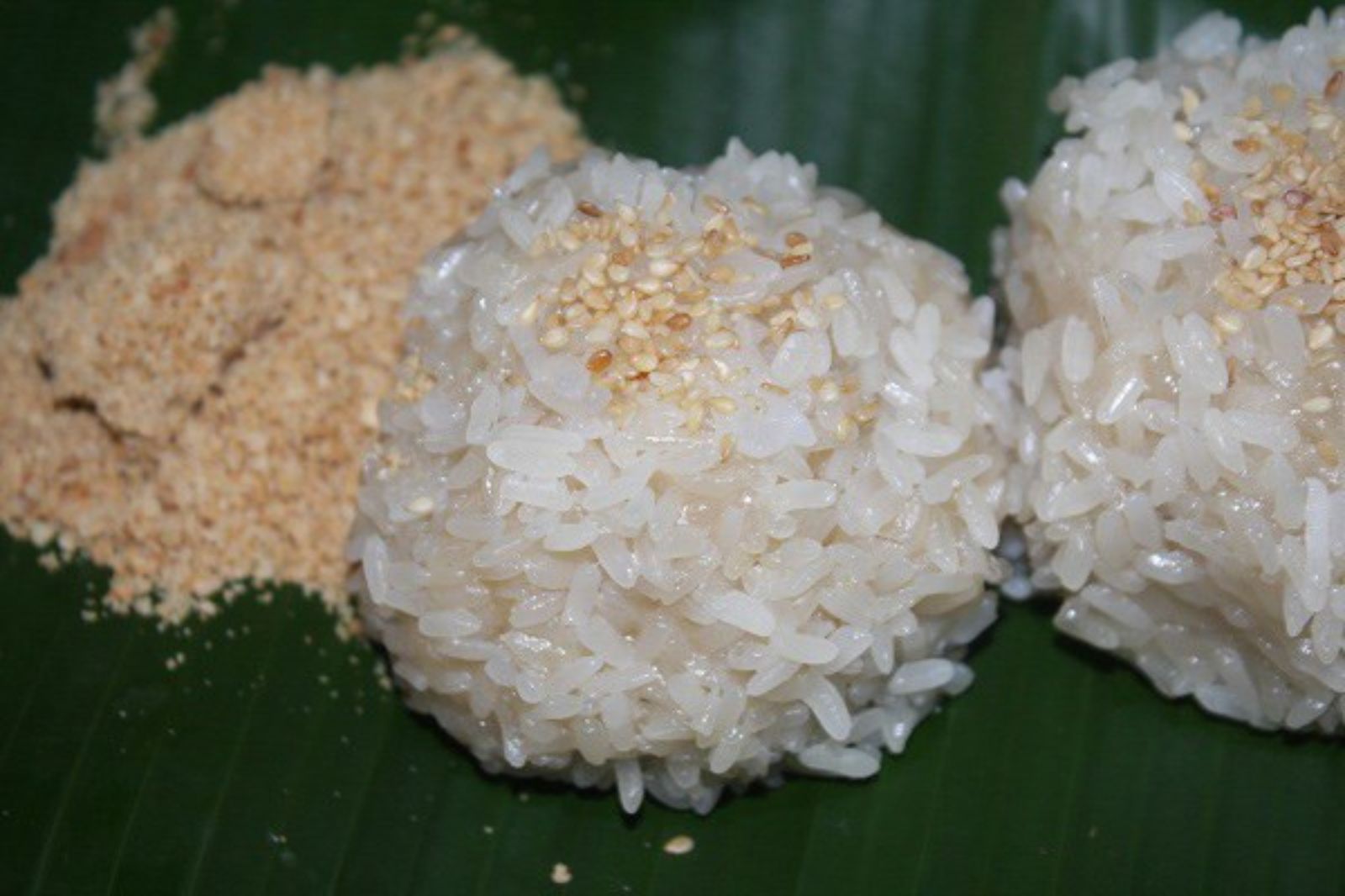 Cơm nếp được ăn cùng muối vừng 