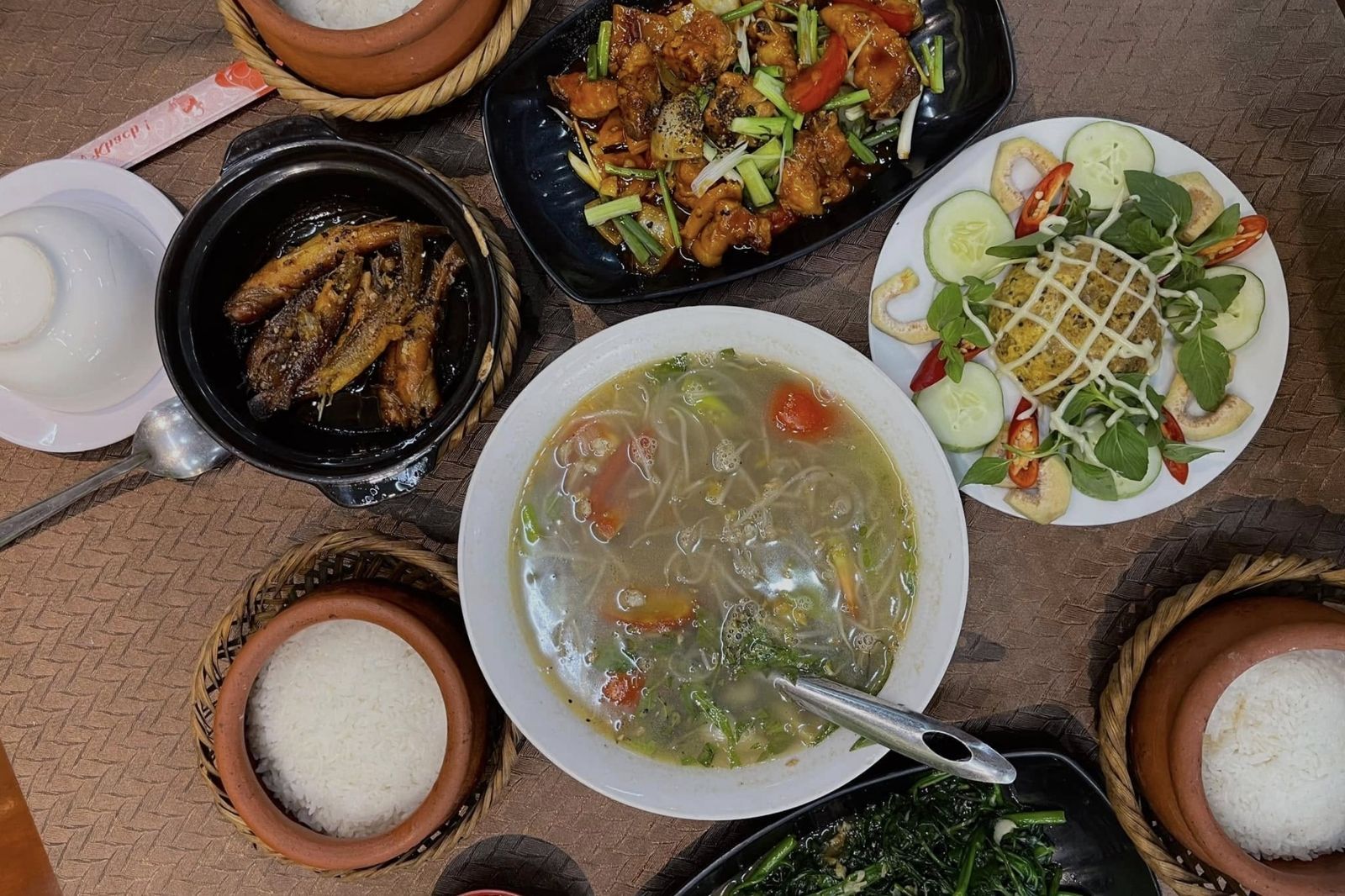 Cơm niêu cá bống Huế 