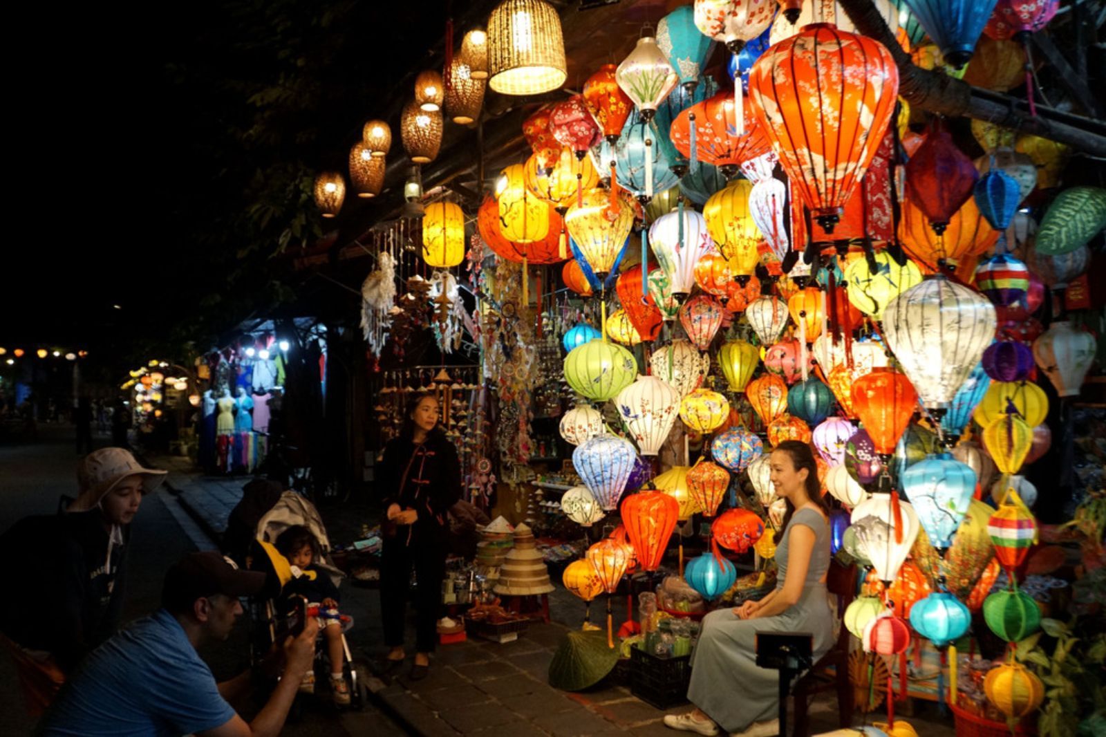 Con phố sáng rực với ánh sáng từ những chiếc lồng đèn 