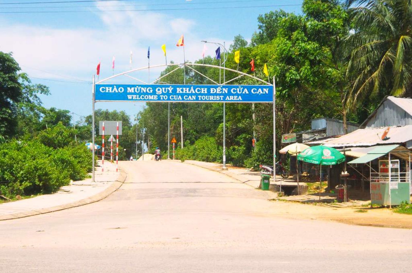 Cổng chào đến bãi Cửa Cạn