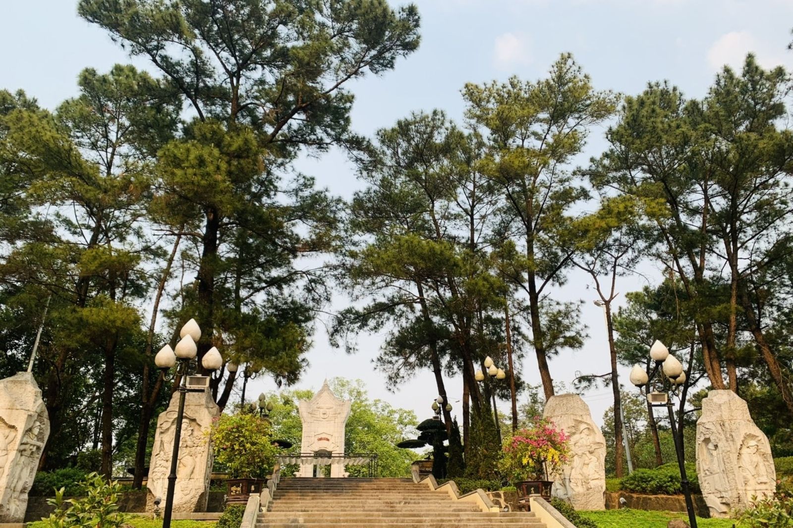 Cổng chính vào nghĩa trang liệt sĩ Trường Sơn