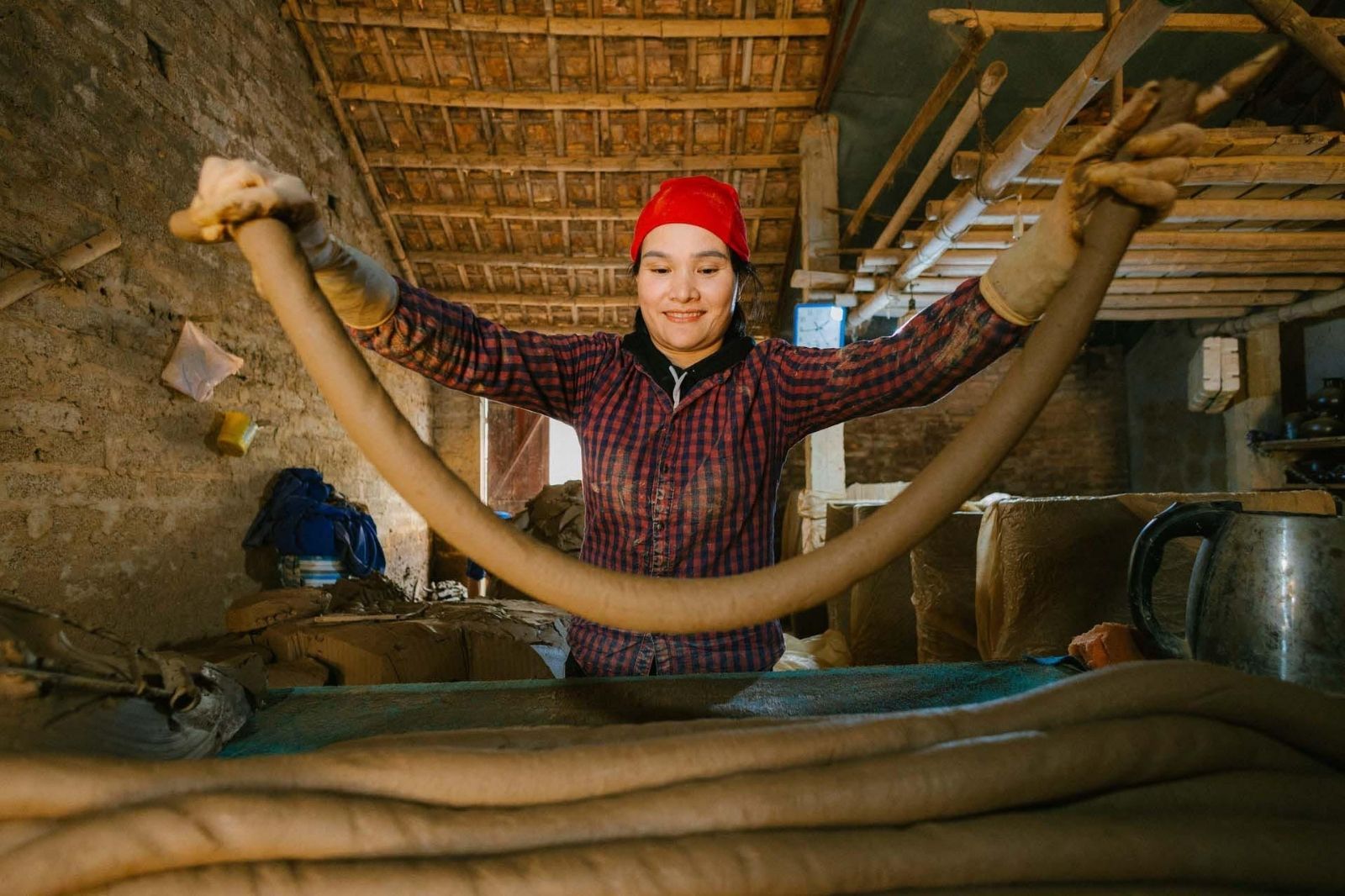 Người dân nhào nặn đất để làm gốm 