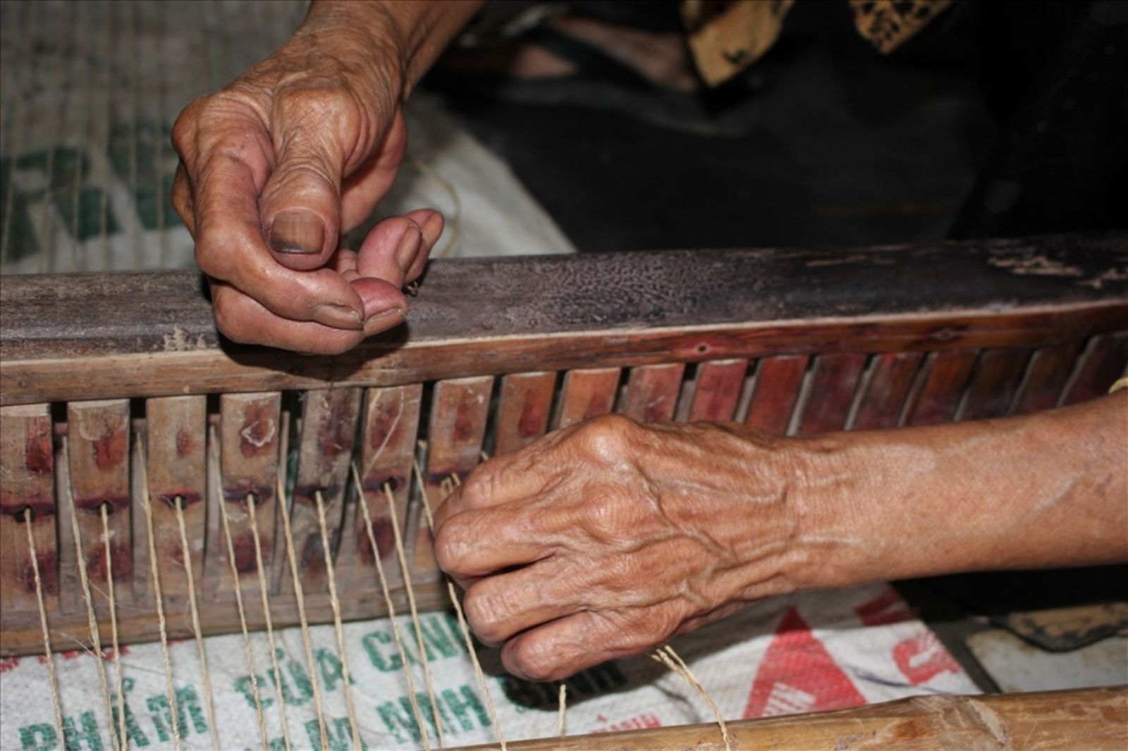 Công đoạn mắc cửi để dệt chiếu 