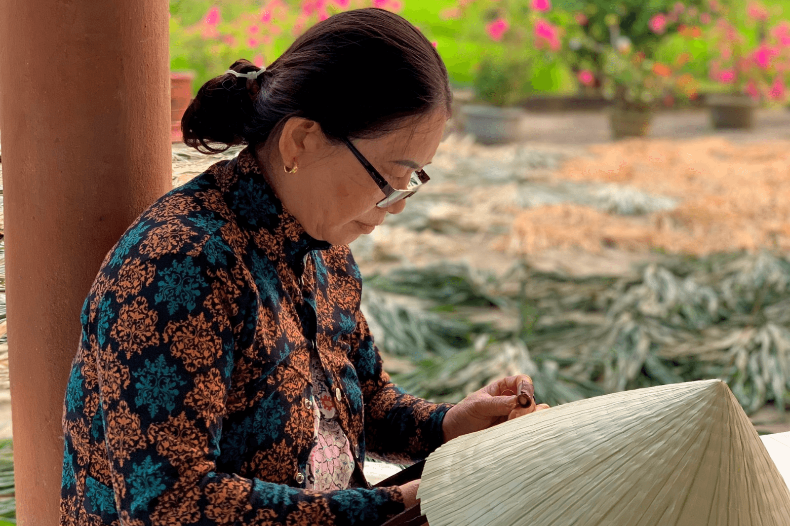Công đoạn này đòi hỏi sư tỉ mỉ từ đôi tay 