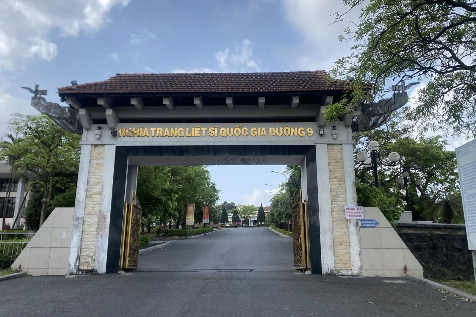 Cổng nghĩa trang liệt sĩ quốc gia Đường 9 