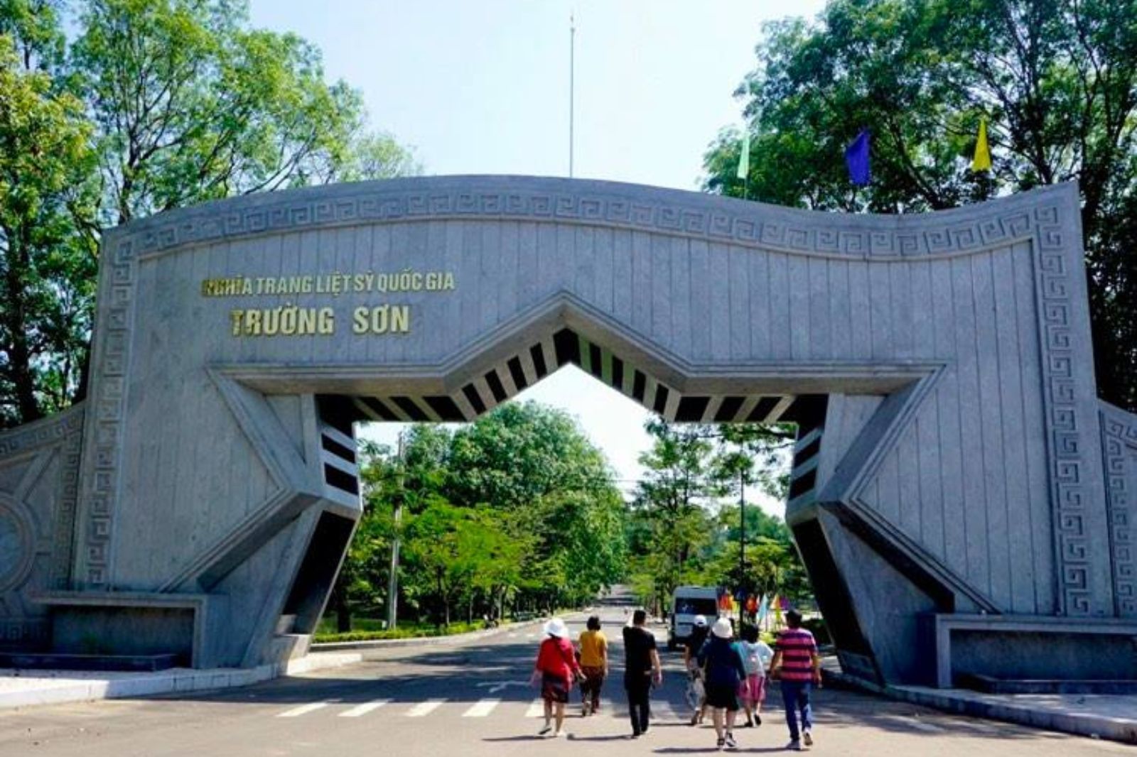 Cổng nghĩa trang liệt sĩ Trường Sơn 