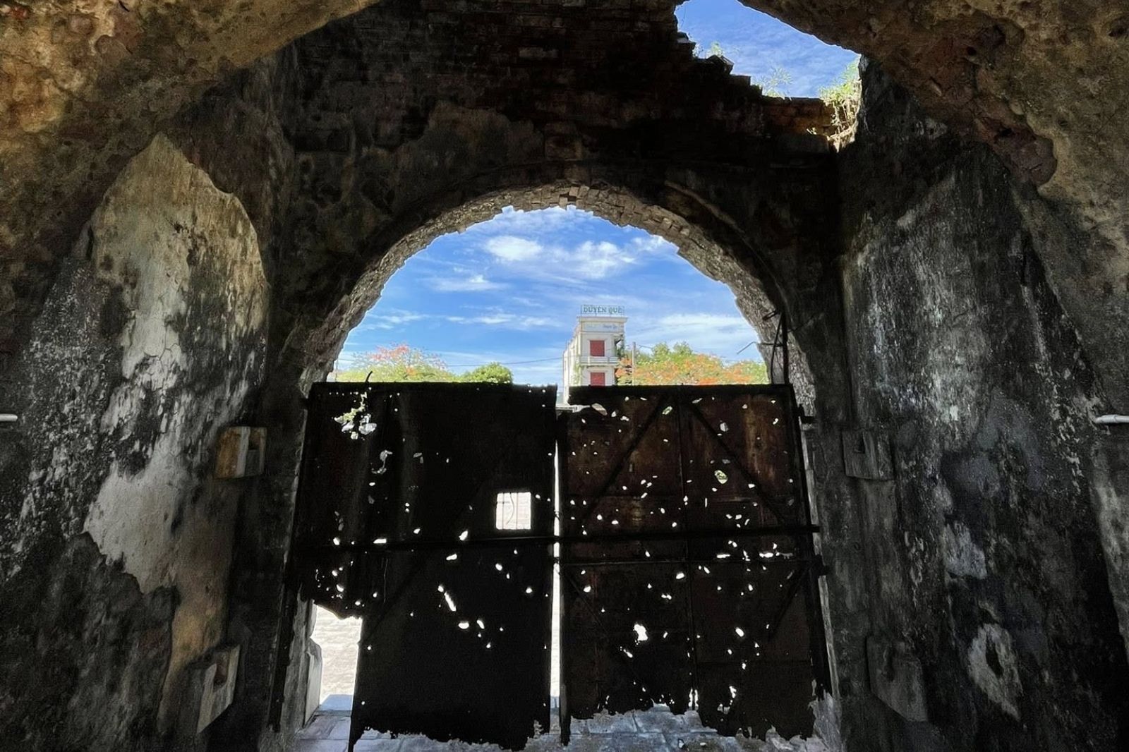 Cổng phía Đông thành cổ chi chít những vết bom đạn 