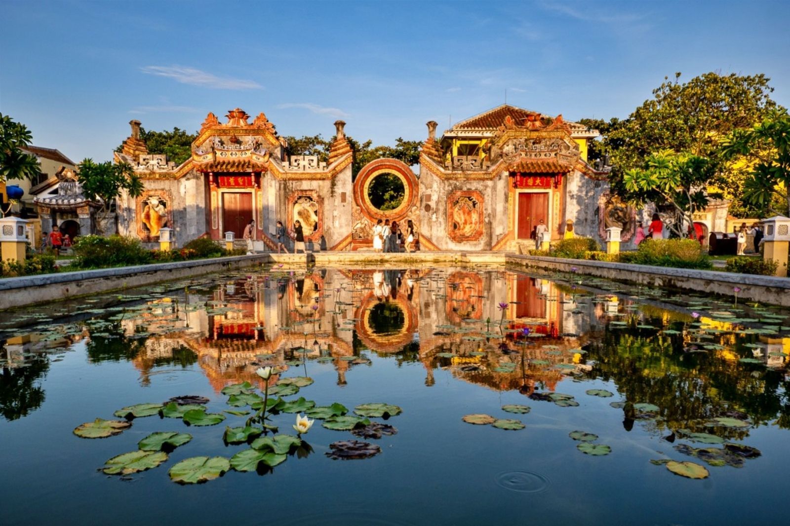 Cổng Tam Quan chùa Bà Mụ 