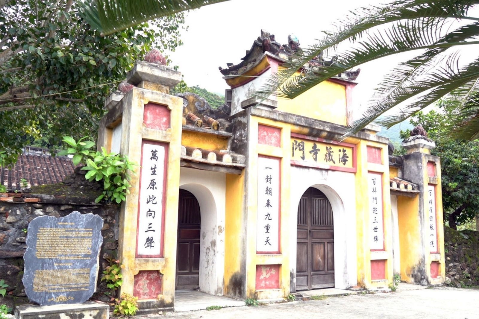 Cổng Tam Quan chùa Hải Tạng 