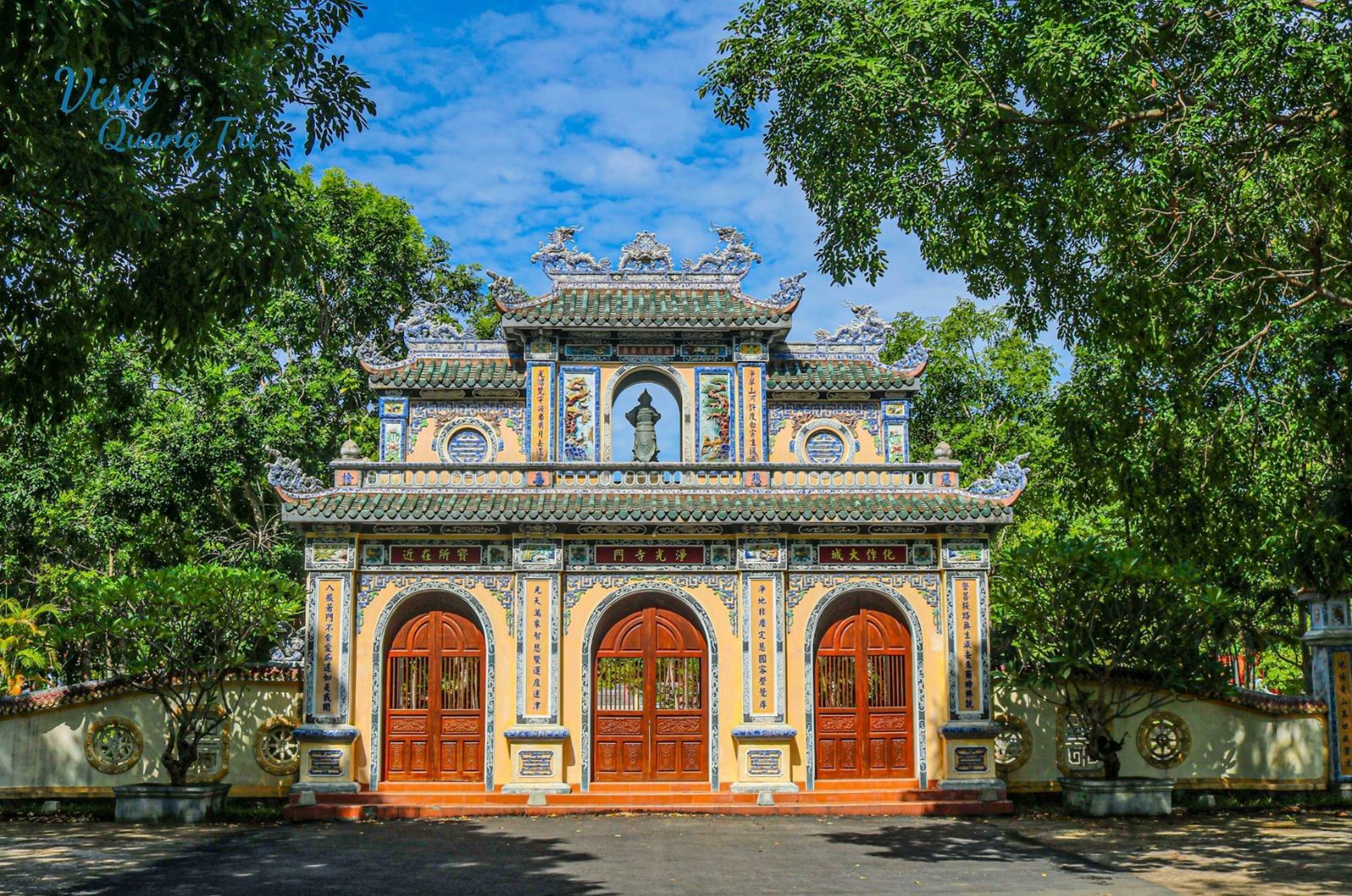 Cổng Tam Quan chùa Sắc Tứ Tịnh Quang 
