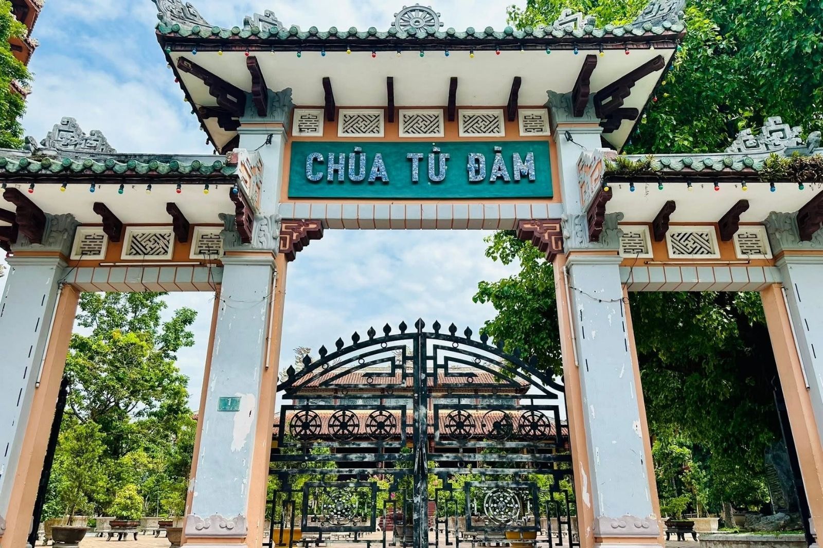Cổng tam quan chùa Từ Đàm 
