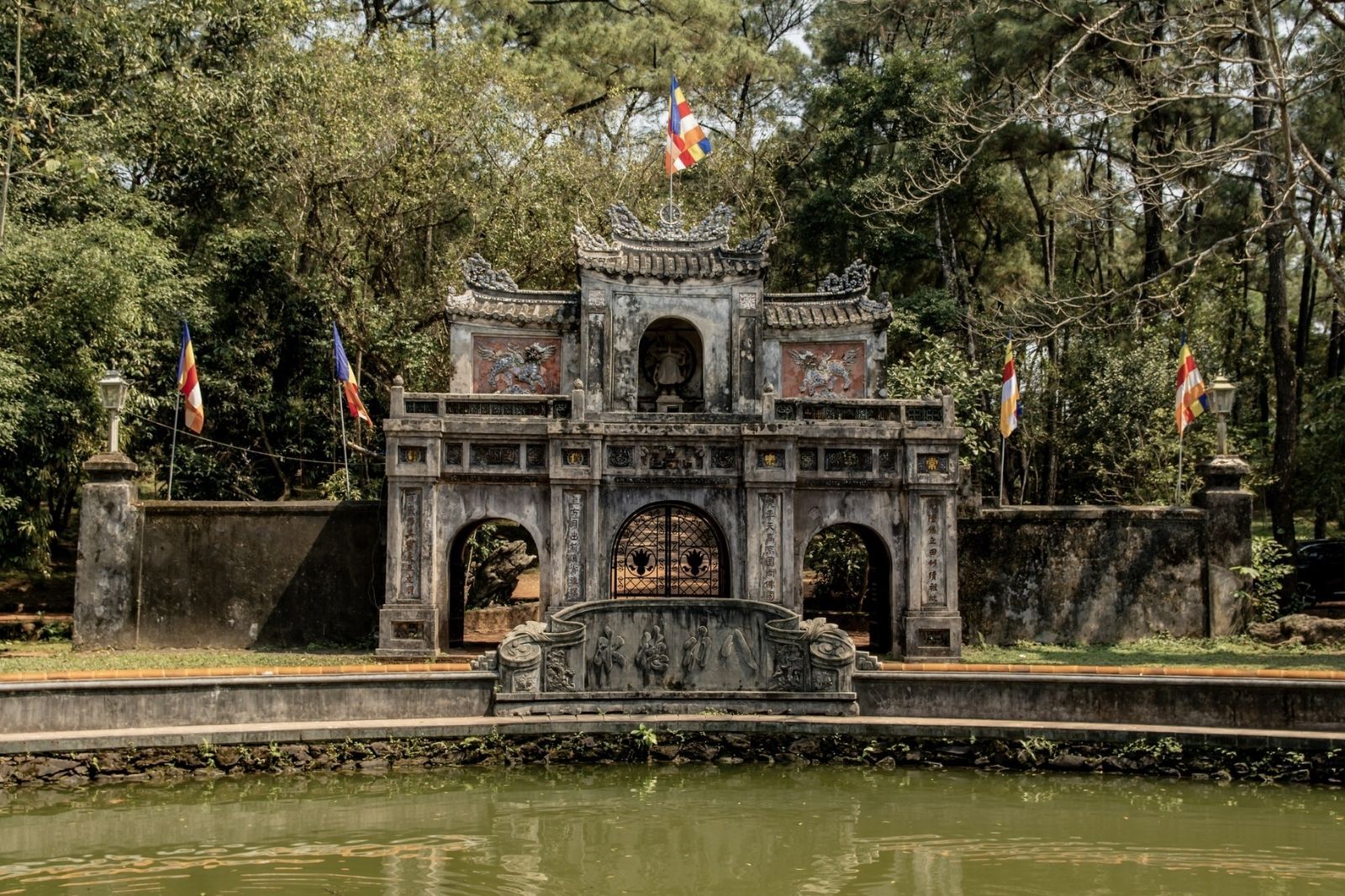 Cổng tam quan chùa Từ Hiếu được xây 2 tầng  