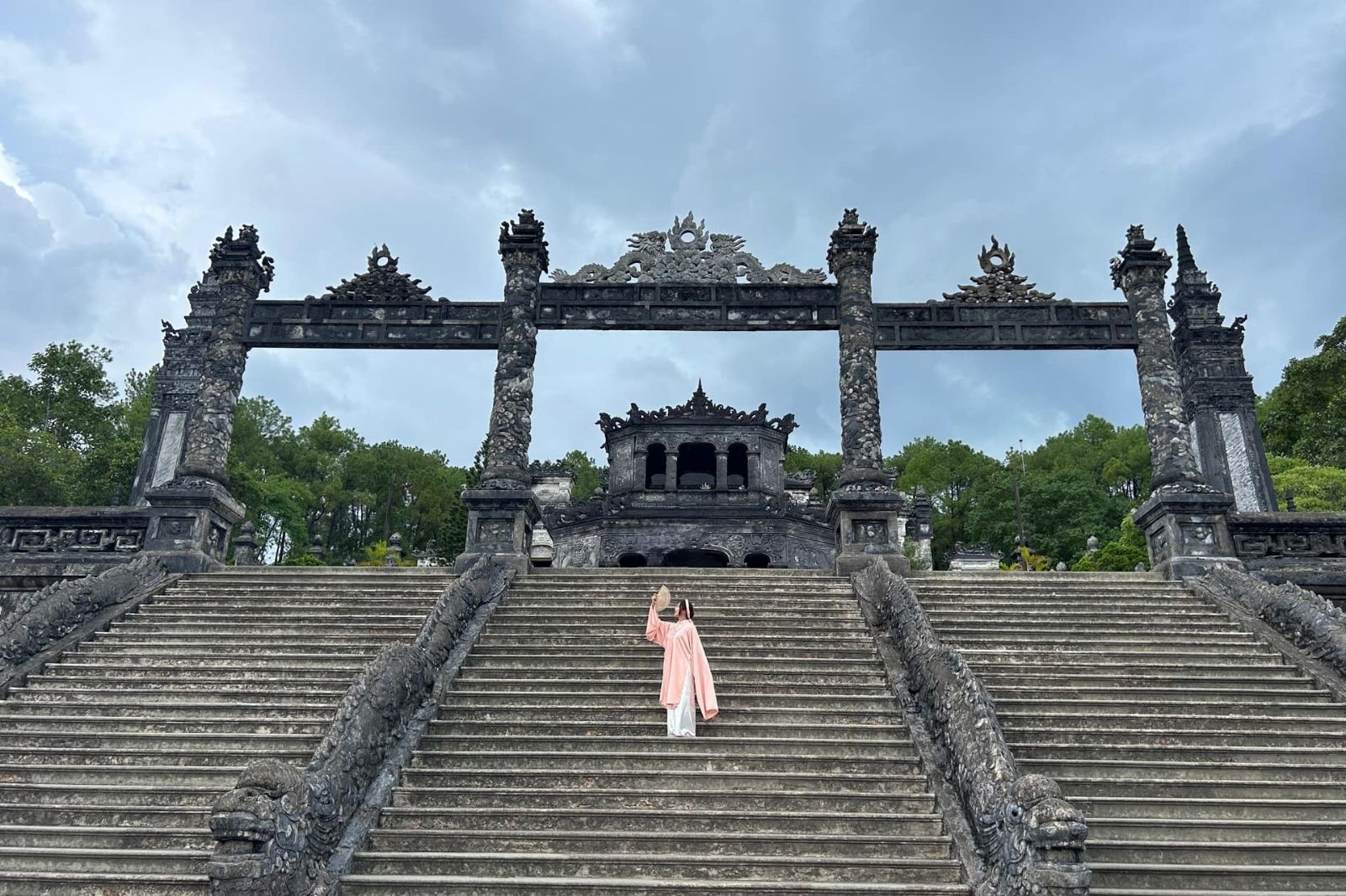 Cổng Tam Quan với 37 bậc thang 