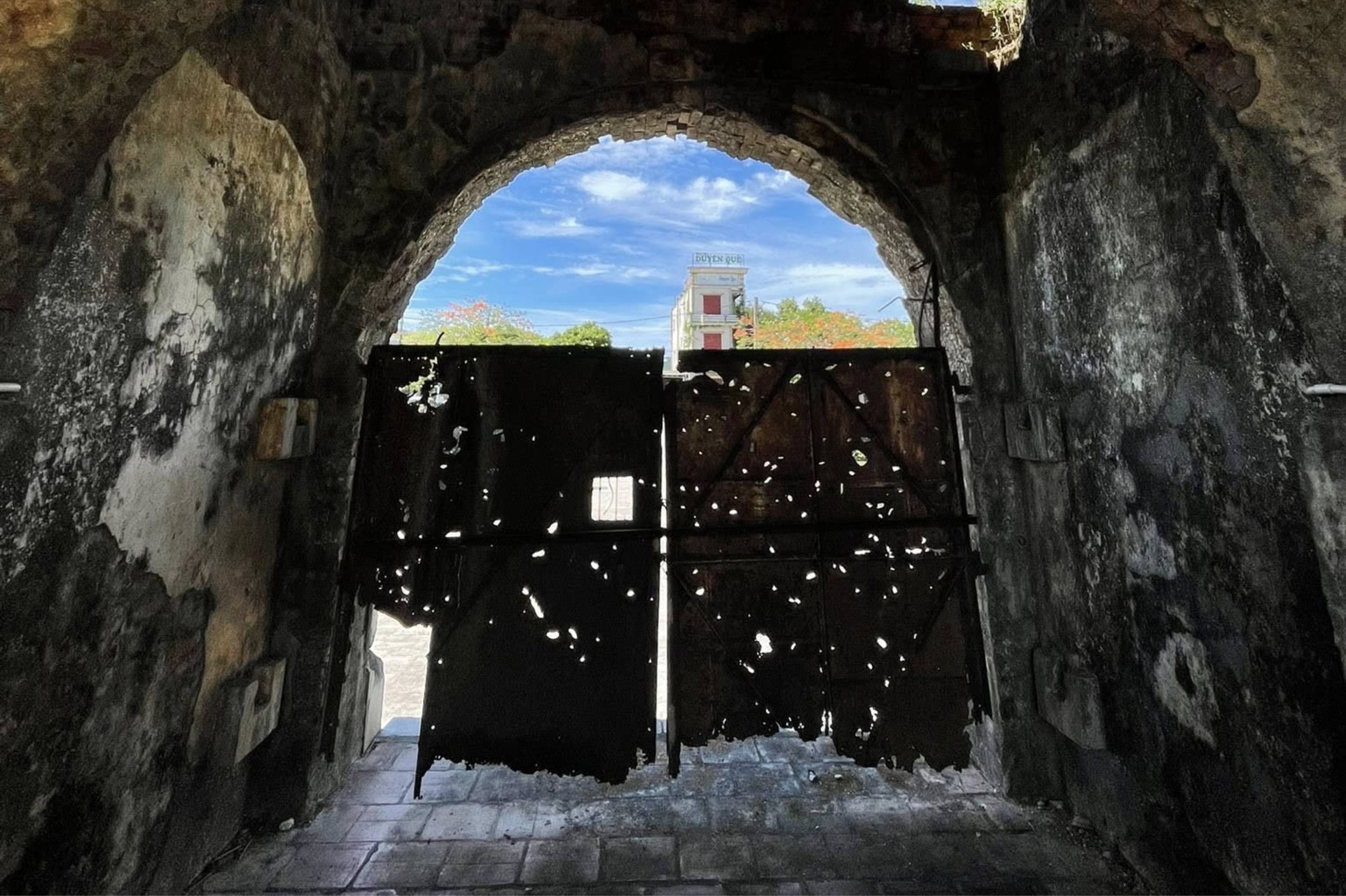 Cổng thành chi chít những vết đạn 