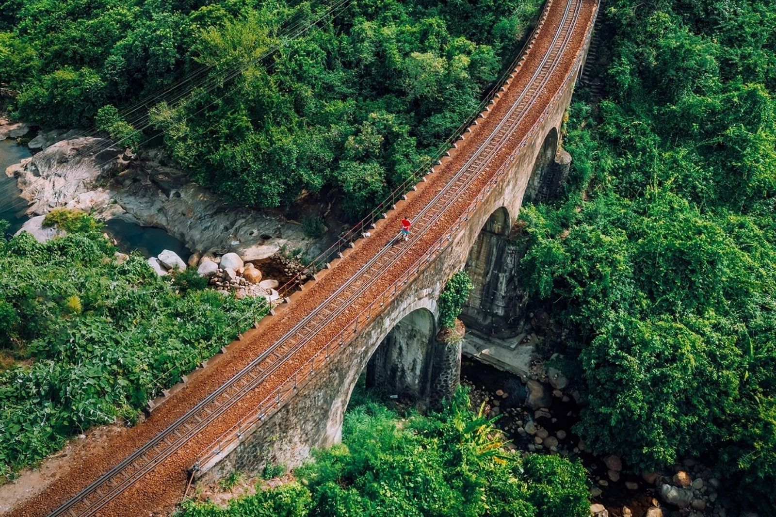 Cầu vòm Đồn Cả là một công trình của tuyến đường sắt Việt Nam