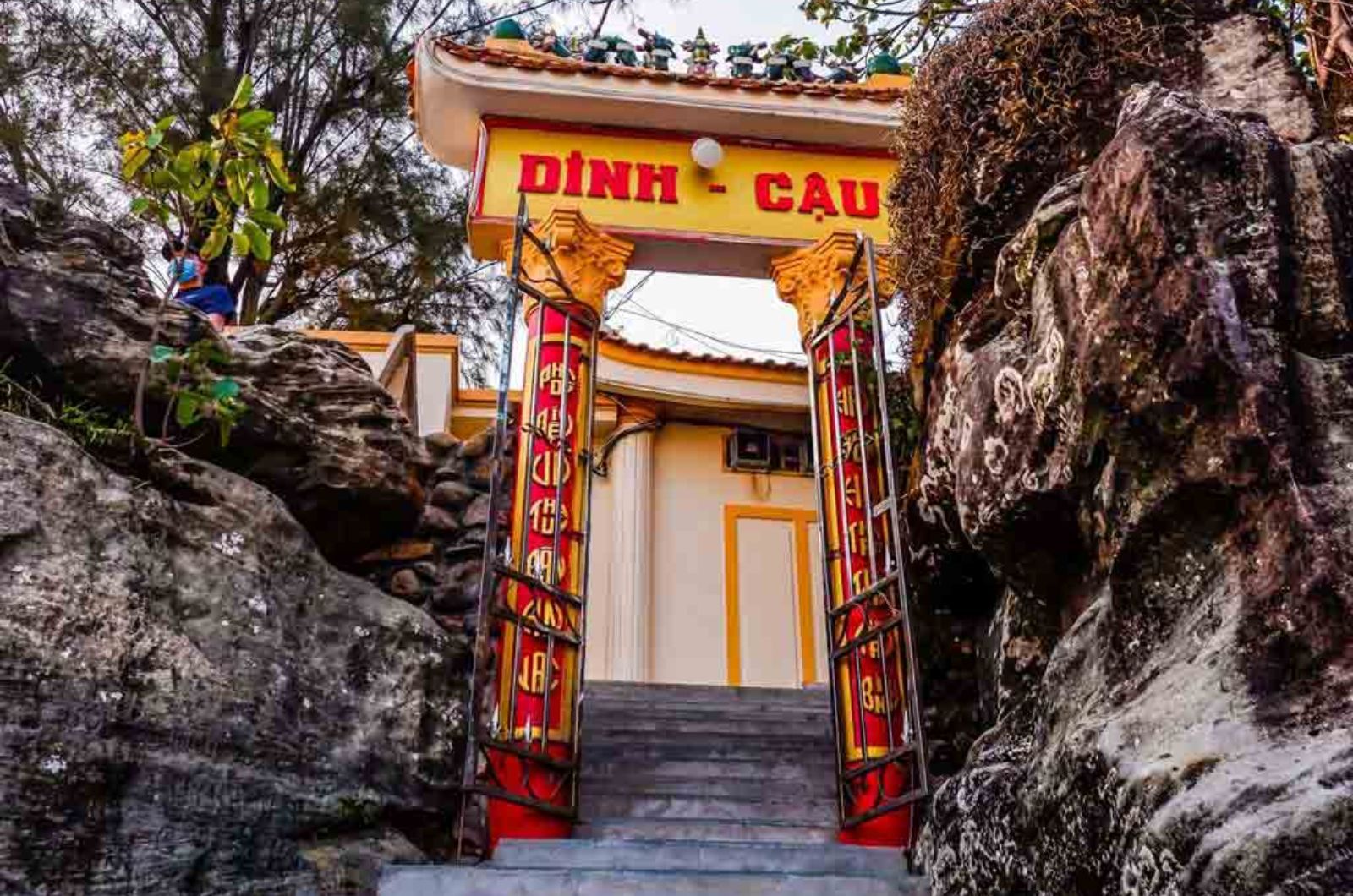 Cổng vào Dinh Cậu 