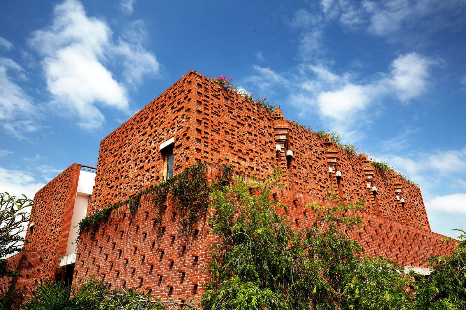 Công viên được xây dựng bằng gạch và đất nung  