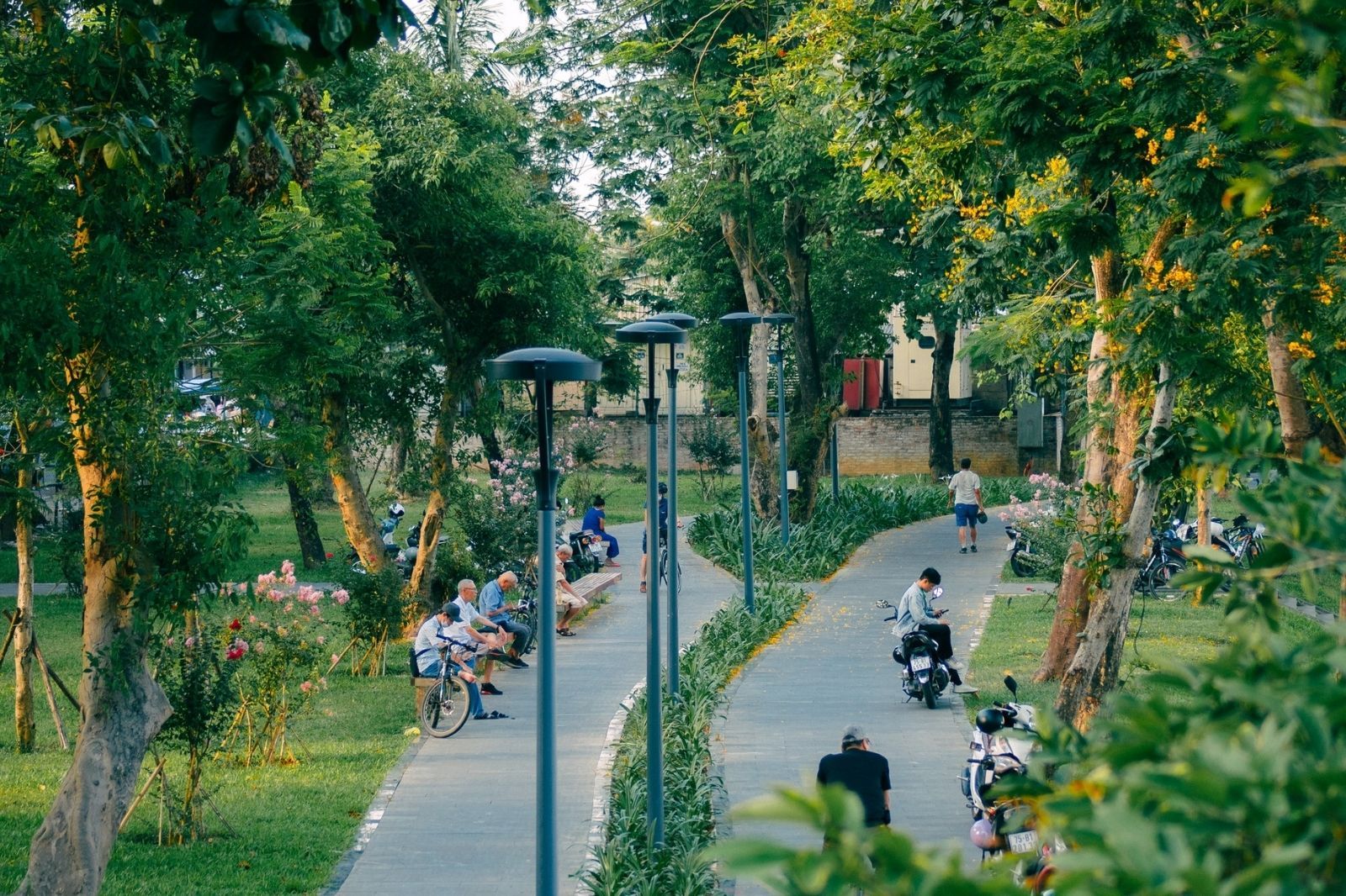 Công viên gần cầu Tràng Tiền 