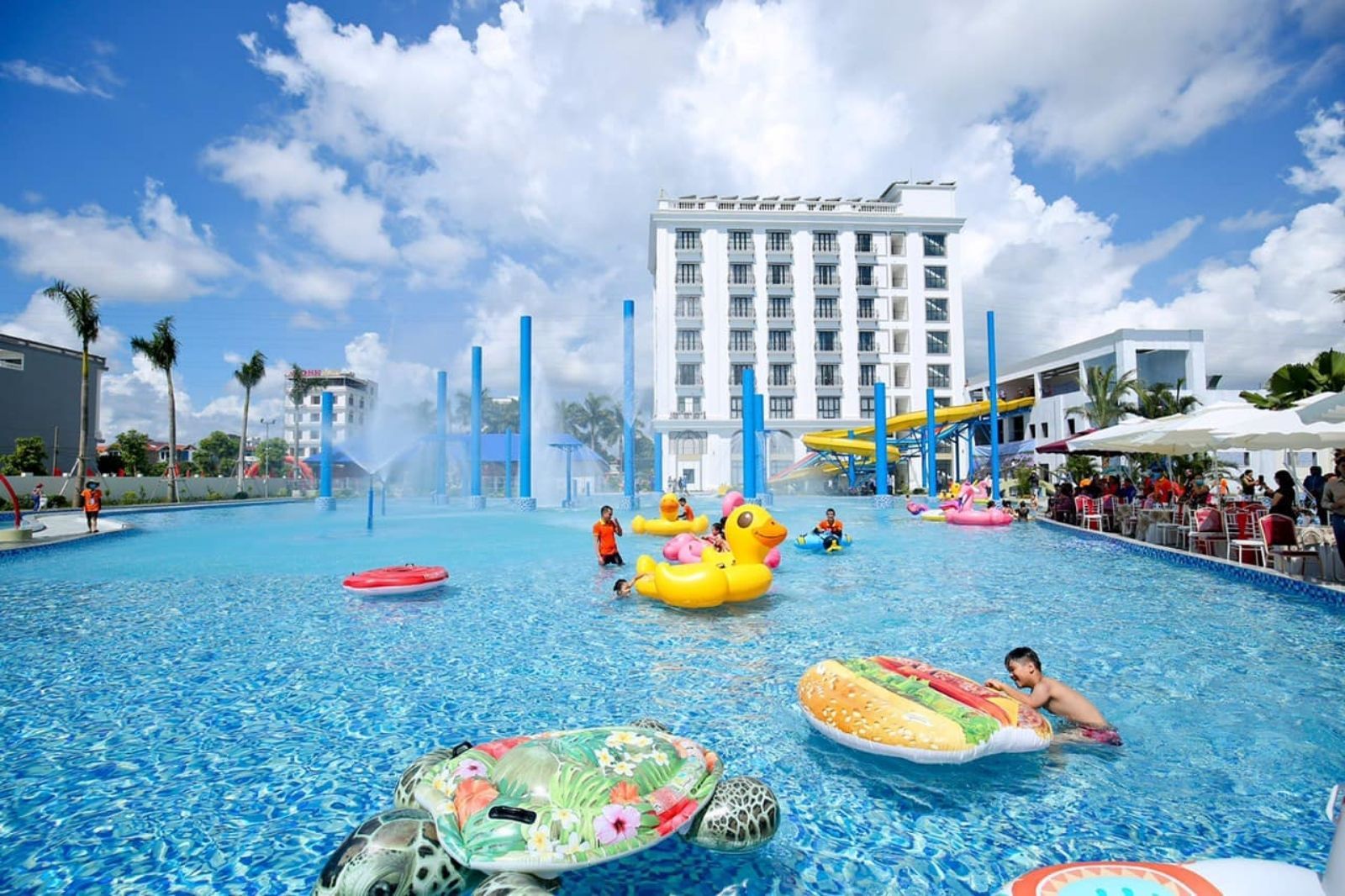 Công viên nằm trong khách sạn Tulip