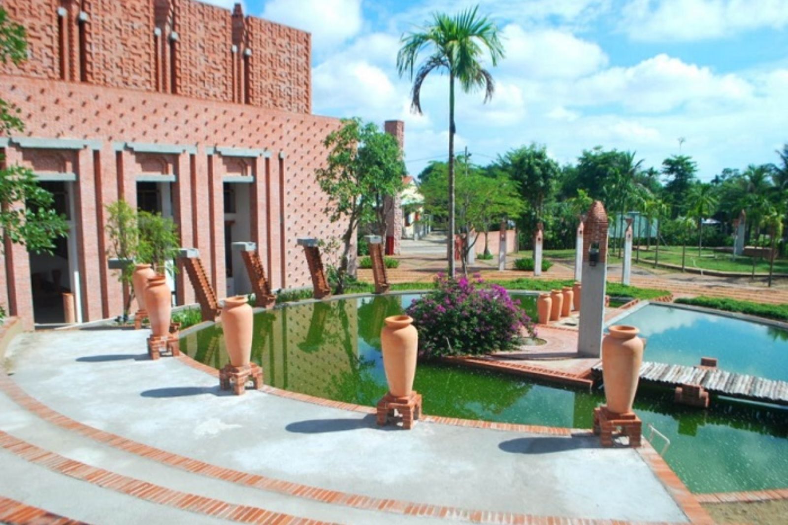 Công viên đất nung nằm ngay trung tâm làng gốm Thanh Hà 