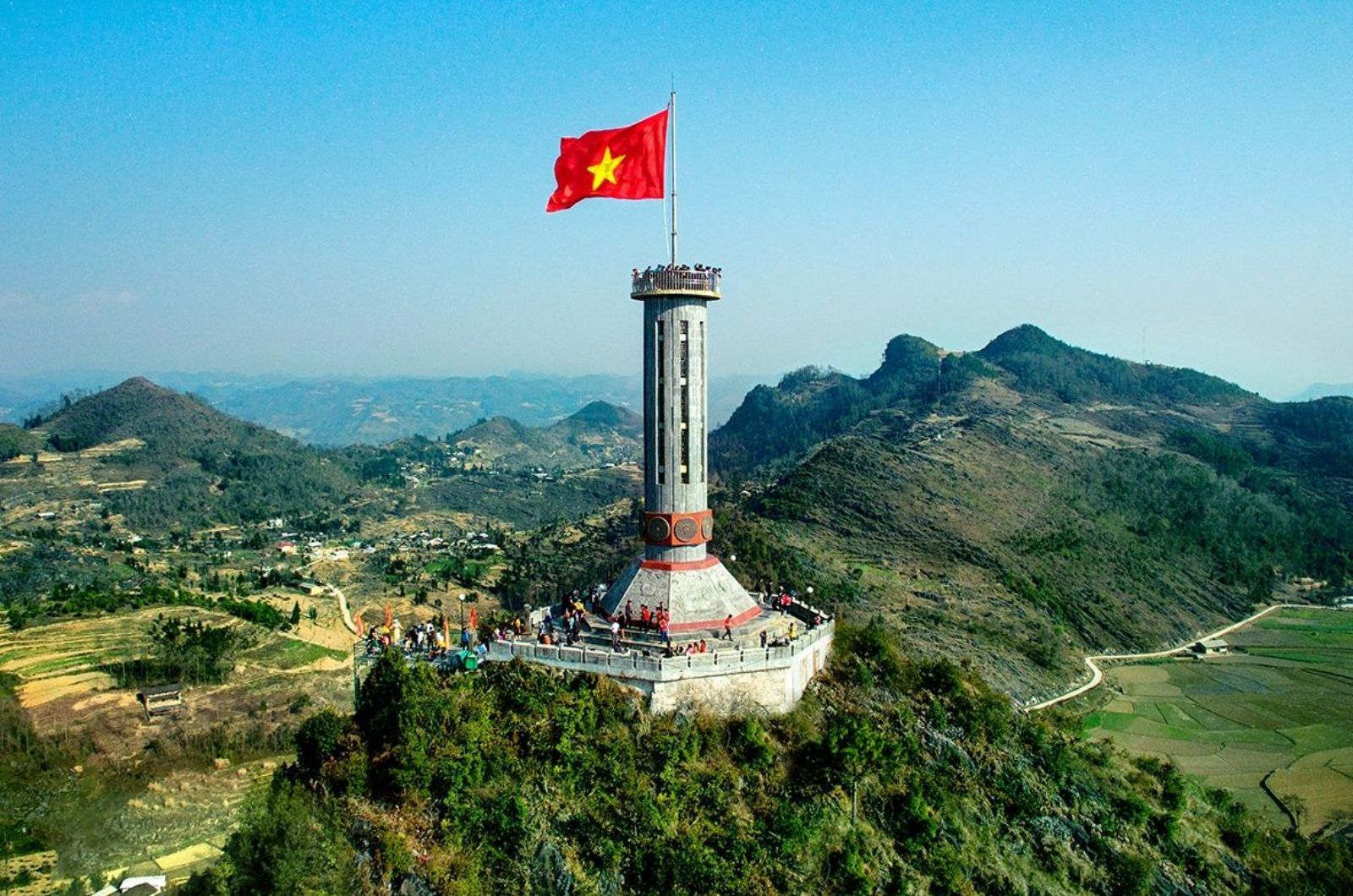 Cột cờ Lũng Cú trên đỉnh núi Rồng