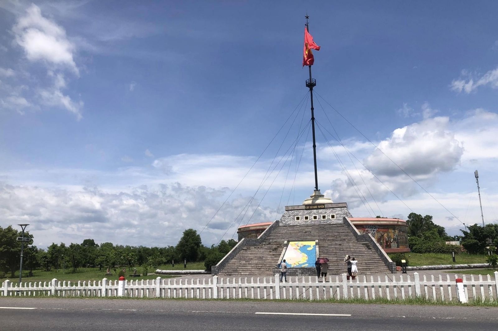 Cột cờ ở cụm di tích