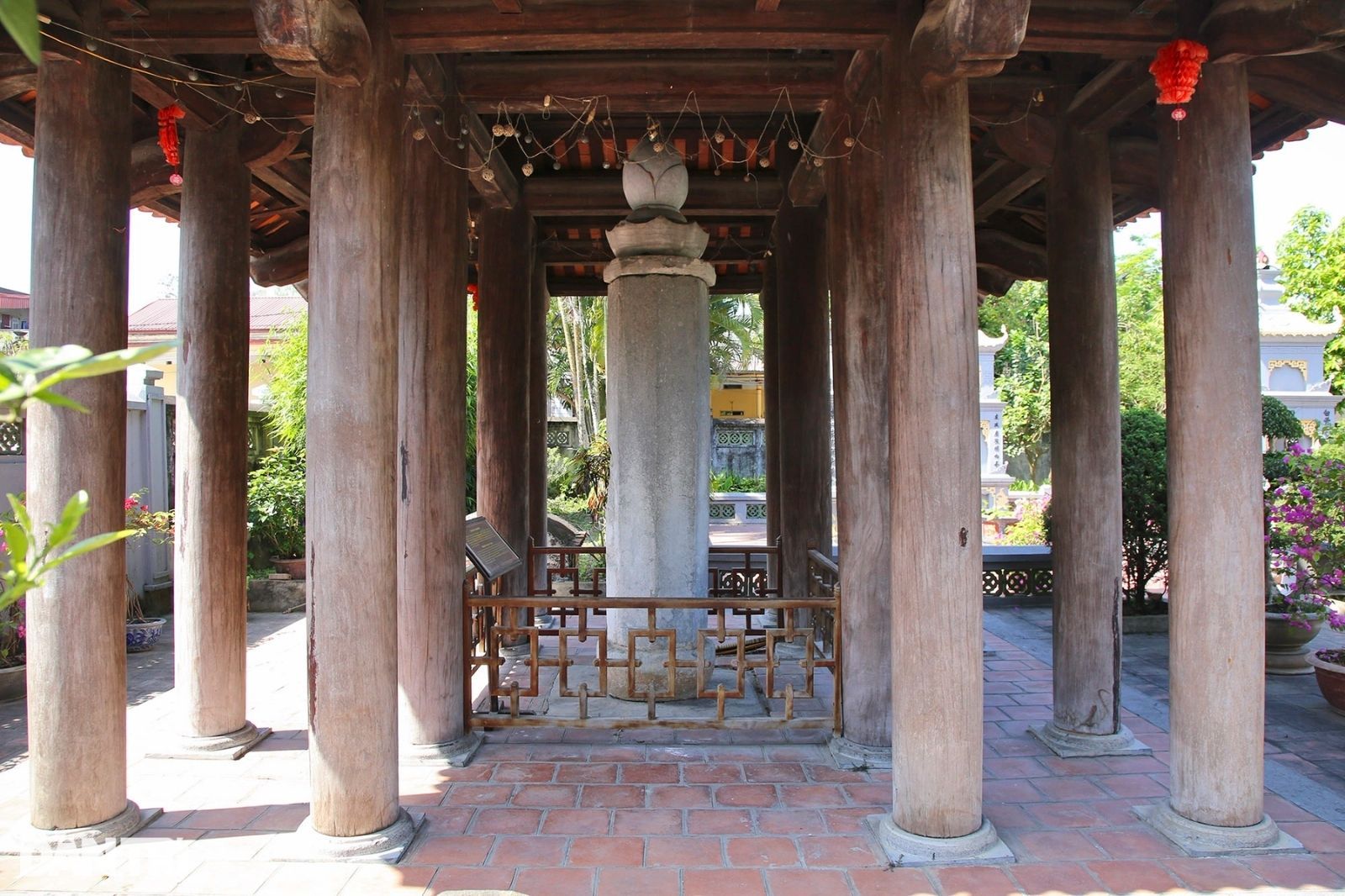 Cột kinh Phật từ đá xanh nguyên khối