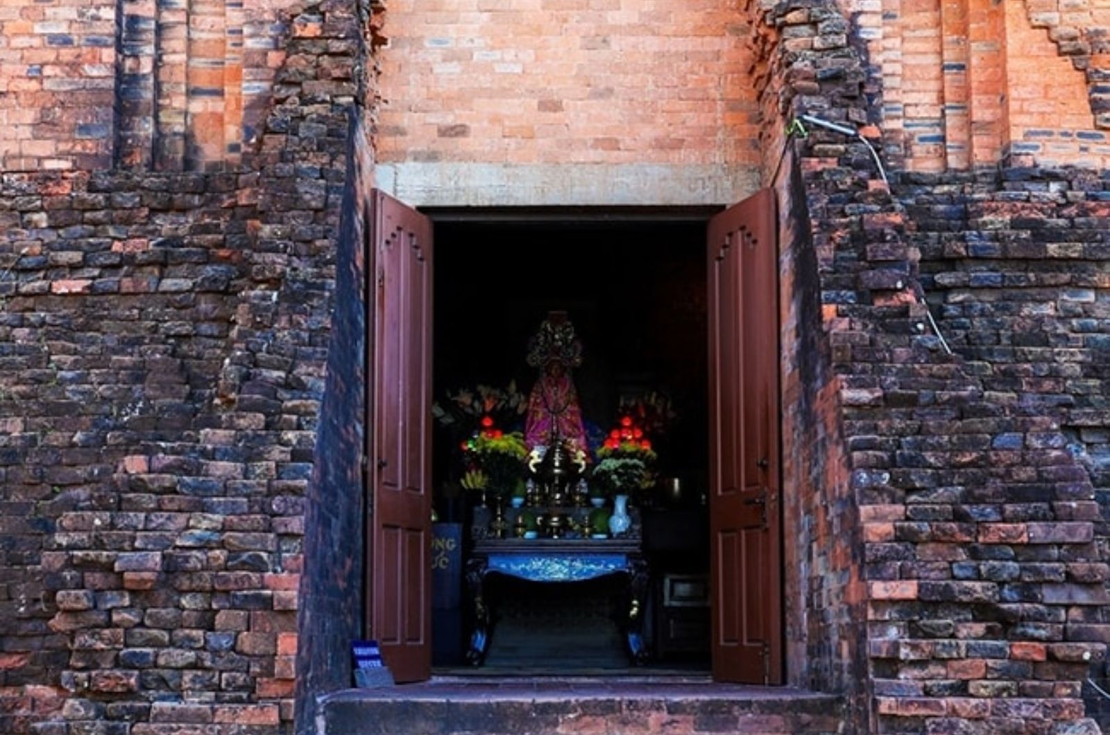 Entrada al santuario de la diosa Thien Y Ana