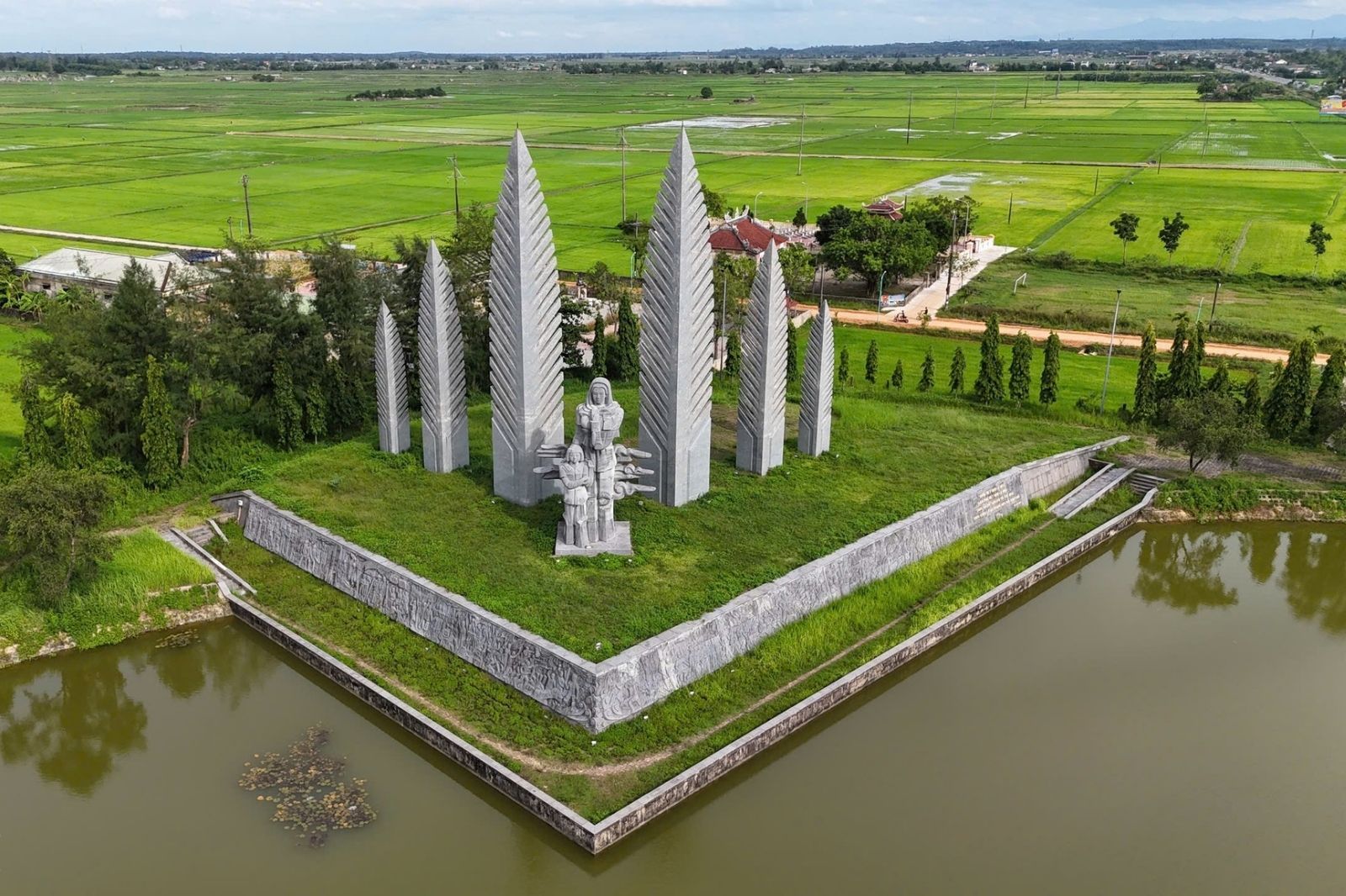 Cụm tượng đài khát vọng thống nhất