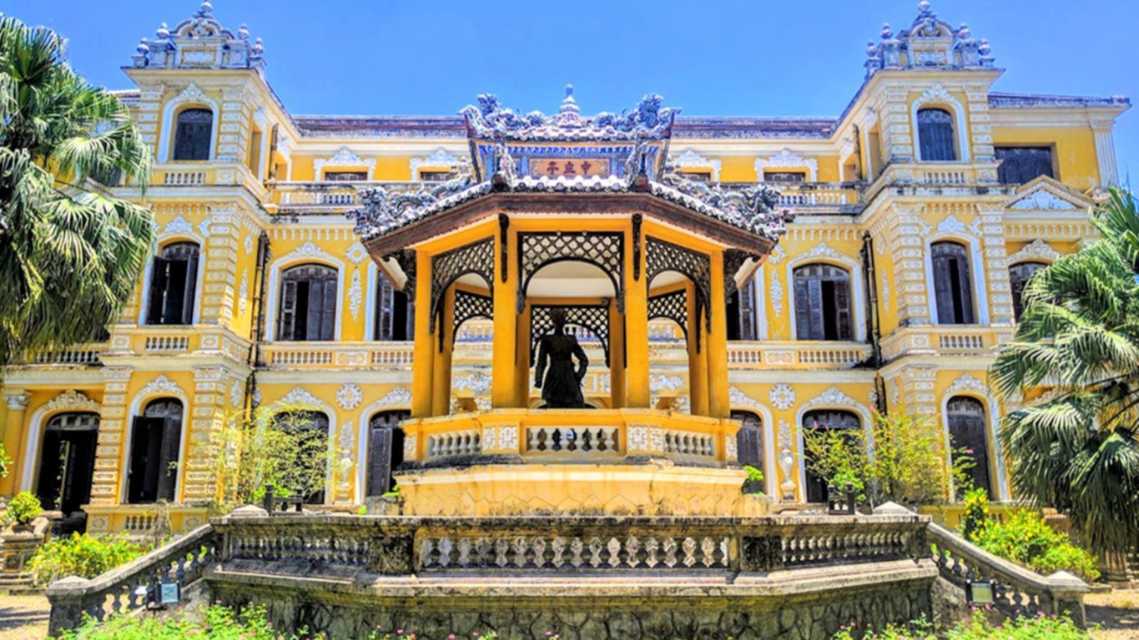 Thỏa sức ngắm nhìn các chi tiết Baroque trên mặt tiền của Cung An Định, với giá vé vào cổng chỉ 50.000 VND/người.