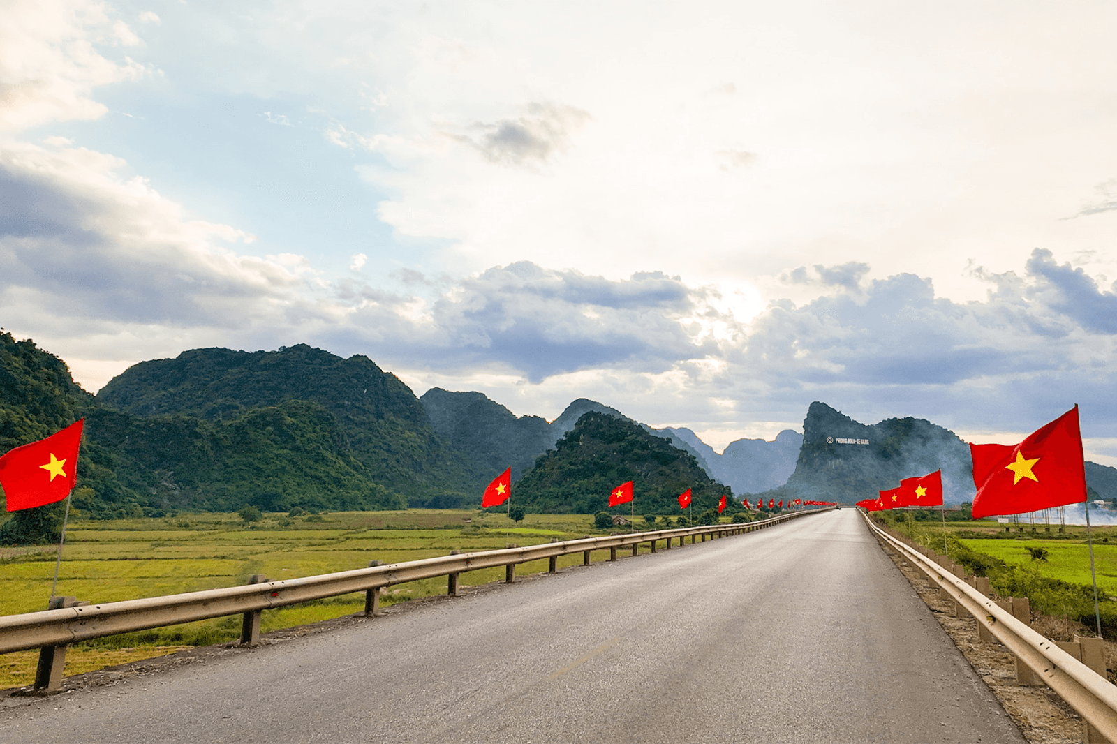 Cung đường đi qua những dãy núi đá vôi hùng vĩ và cánh đồng lúa xanh mướt.