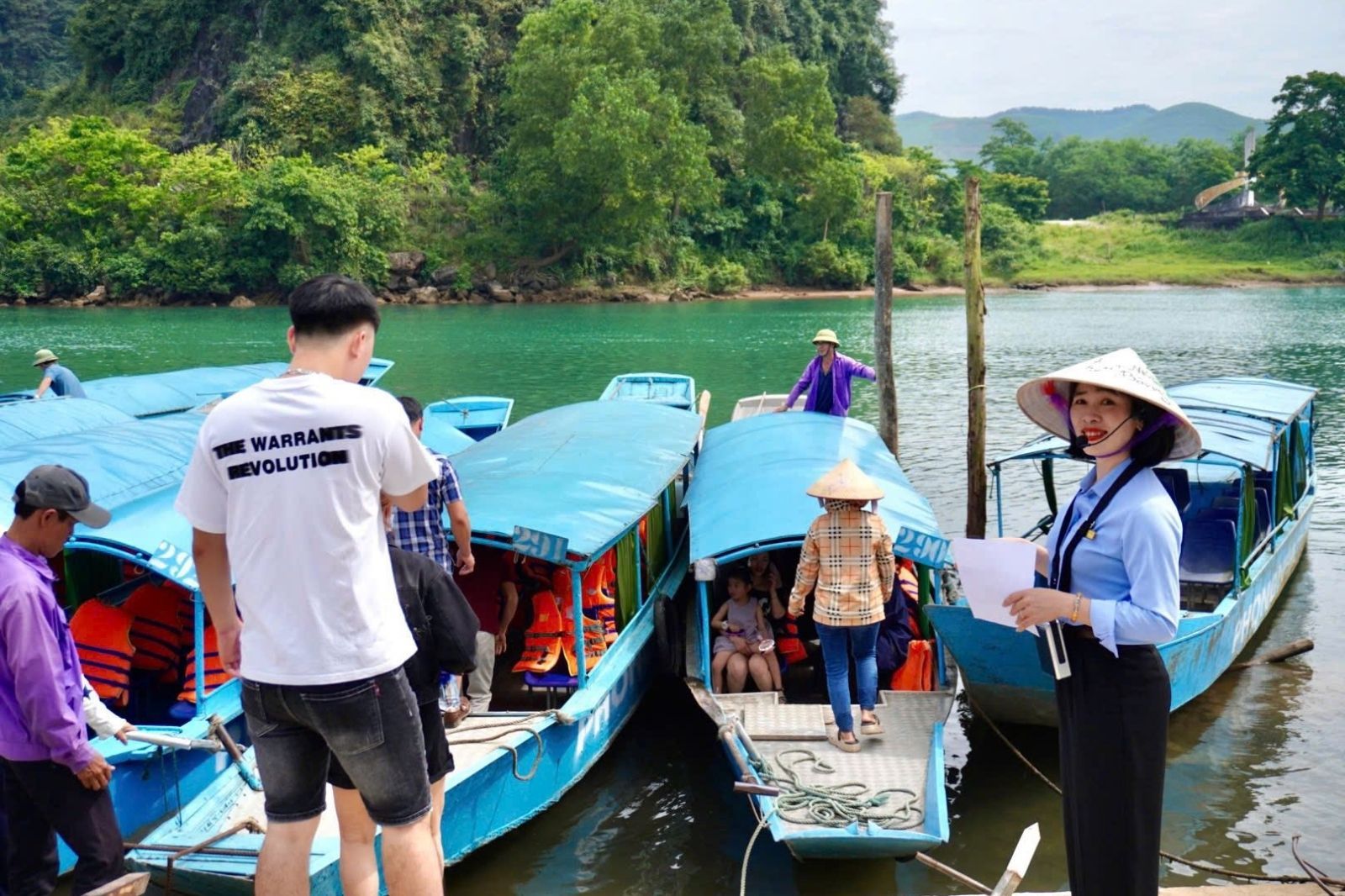Cùng gia đình tham quan Động Phong Nha bằng thuyền trên dòng sông Son
